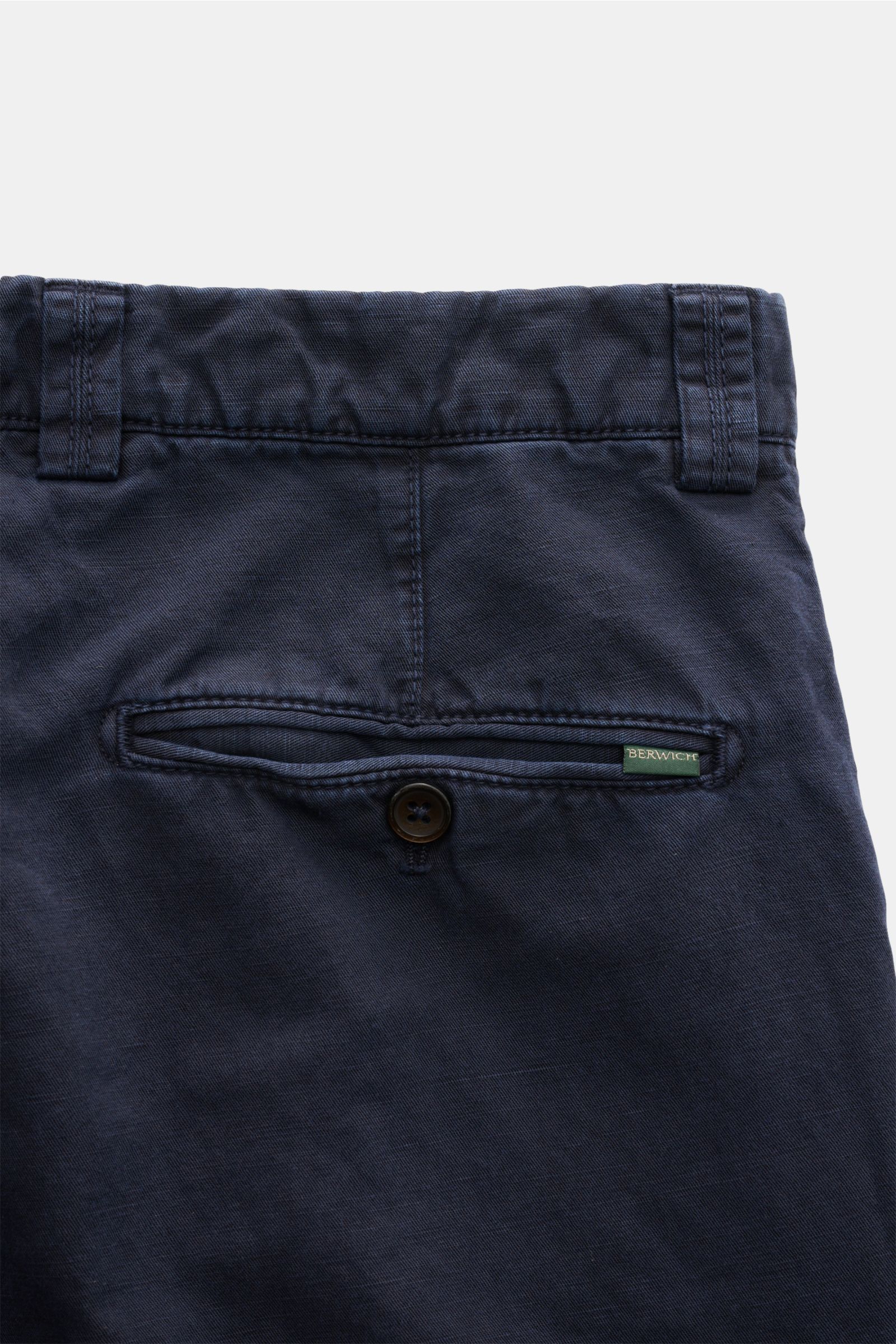 Berwich Chino 'Negroni' navy aus Baumwoll-Leinen-Twill, Rückseite nah, Regular Fit, schmale Passform mit geknöpfter Gesäßtasche.