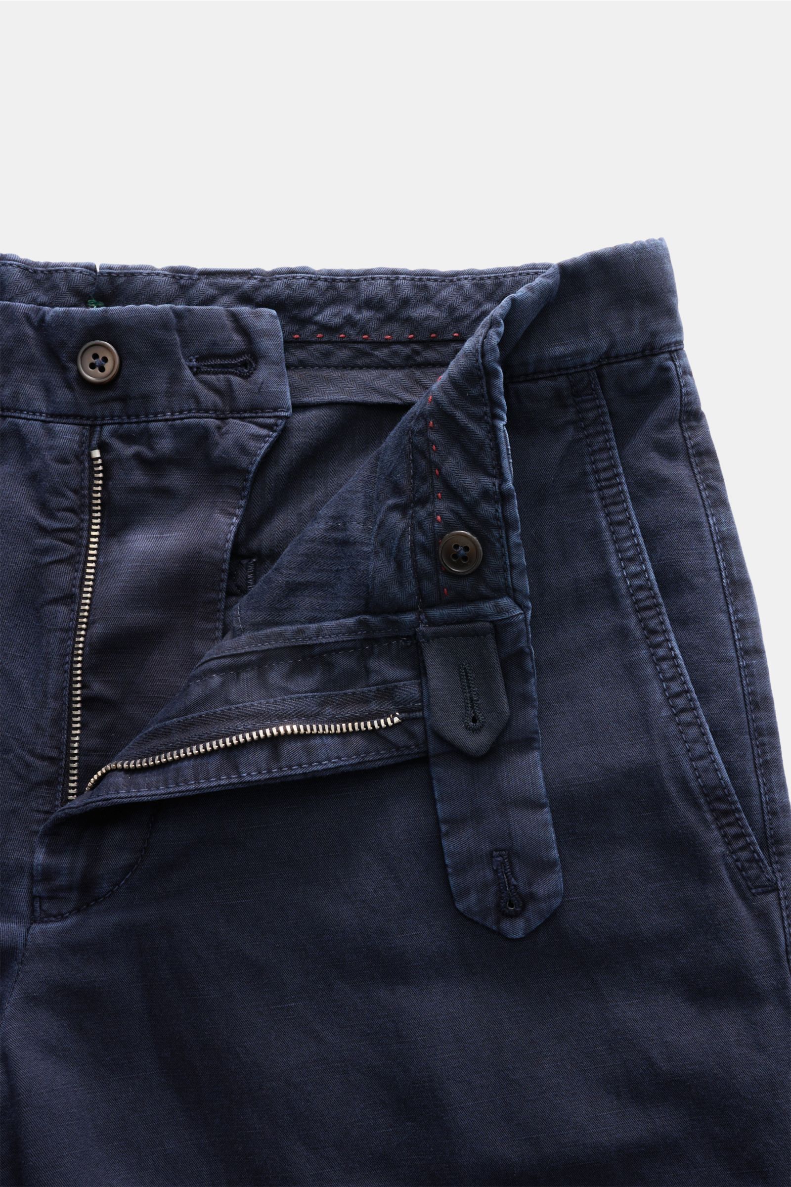 Berwich Chino 'Negroni' navy aus Baumwoll-Leinen-Twill, Regular Fit, schmal zulaufend, Reißverschluss, Knopfriegel, französische Taschen, Detailansicht Bund.