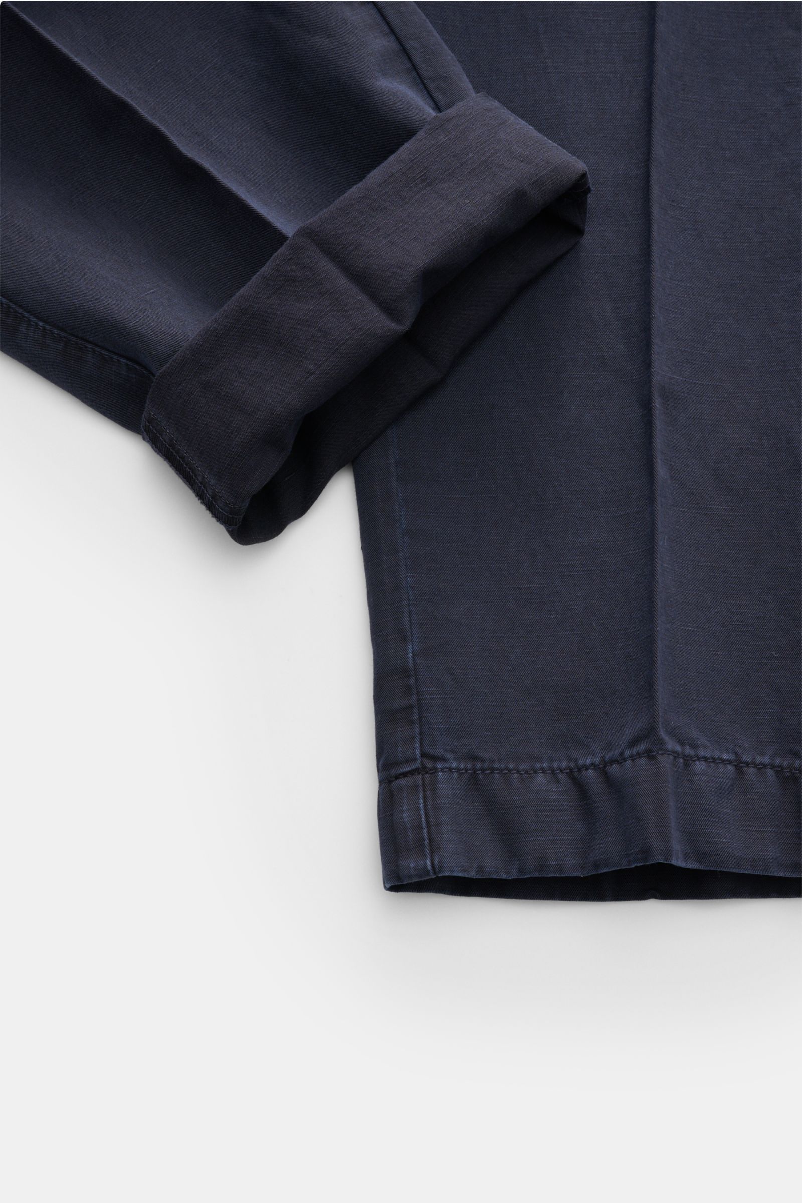 Berwich Chino 'Negroni' navy aus Baumwoll-Leinen-Twill, Detailaufnahme Hose mit umgeschlagenem Saum, Regular Fit, schmal zulaufend.