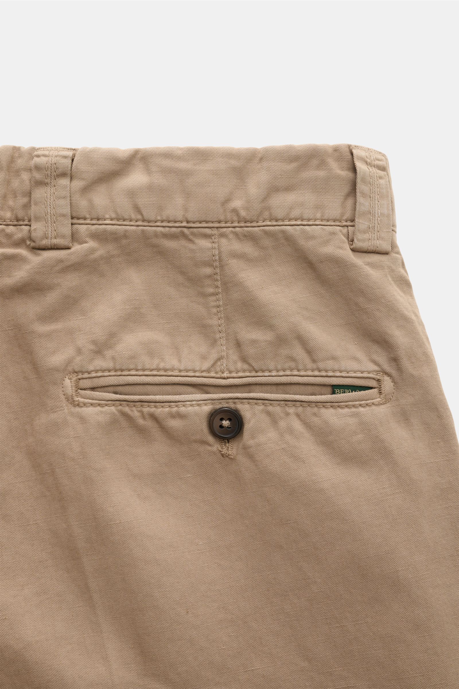 Close-up rear view of Berwich Chino 'Negroni' taupe showing buttoned welt pocket and belt loops, made of cotton-linen twill.

Die Chino 'Negroni' von BERWICH wurde aus atmungsaktivem Baumwoll-Leinen-Twill gefertigt und ist daher besonders komfortabel b