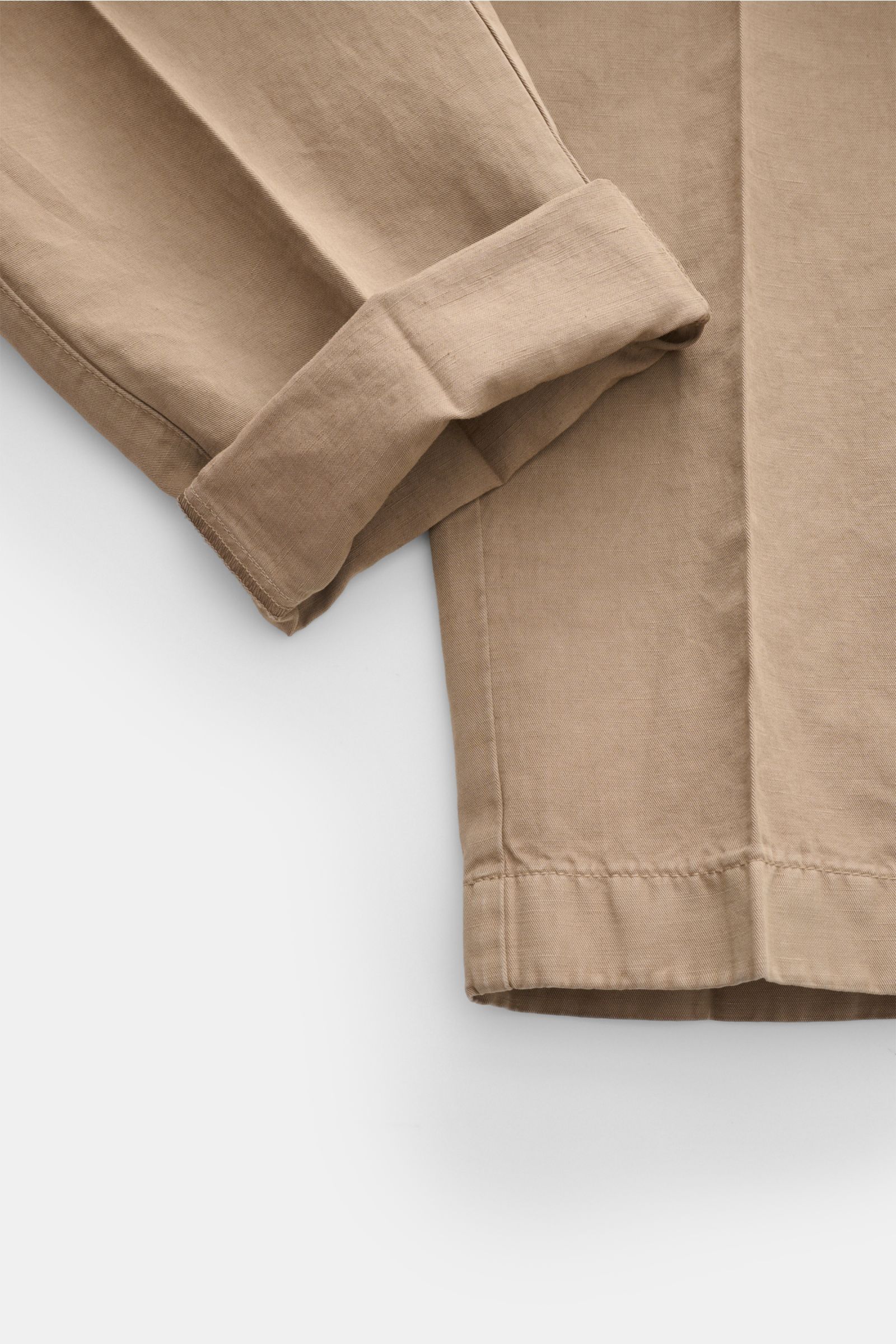 Berwich Chino 'Negroni' taupe shown from a close-up side view focusing on the folded cuff of the breathable cotton-linen twill fabric, featuring a regular fit and slightly tapered leg. Die Chino 'Negroni' von BERWICH wurde aus atmungsaktivem Baumwoll-L