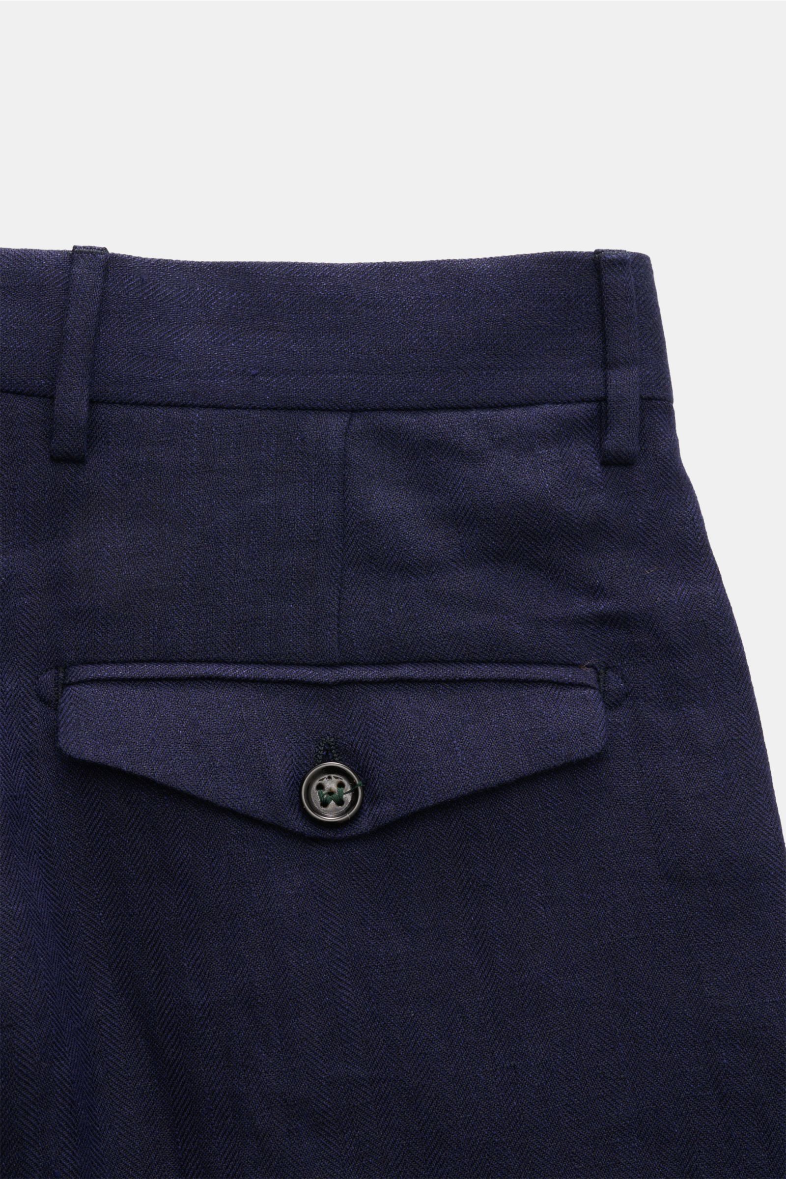 Close-up rear view of Berwich Linen trousers 'Chiaia' navy showing pure linen fabric with herringbone texture, buttoned jetted back pocket, and belt loops.

The trousers 'Chiaia' in pure linen by BERWICH promise summery lightness – the material’s class