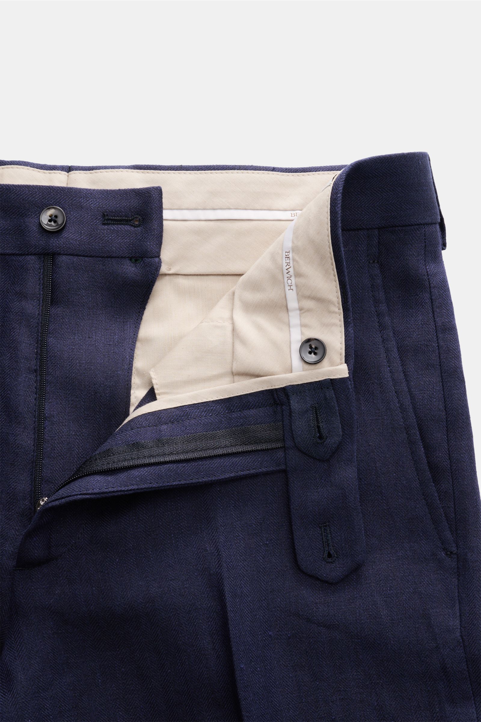 Close-up front view of Berwich Linen trousers 'Chiaia' navy showing open zipper, buttons, and herringbone texture in pure linen fabric.

The trousers 'Chiaia' in pure linen by BERWICH promise summery lightness – the material’s classic feel and the styl