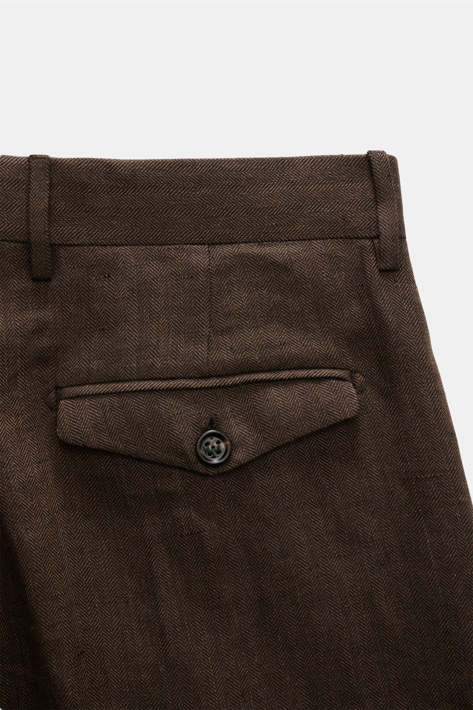 Berwich Leinenhose 'Chiaia' dunkelbraun close-up rear view showing herringbone texture, buttoned welt pocket, and belt loops. Sommerliche Leichtigkeit verspricht die Hose 'Chiaia' von BERWICH aus reinem Leinen – die materialtypische Haptik und die stilvol