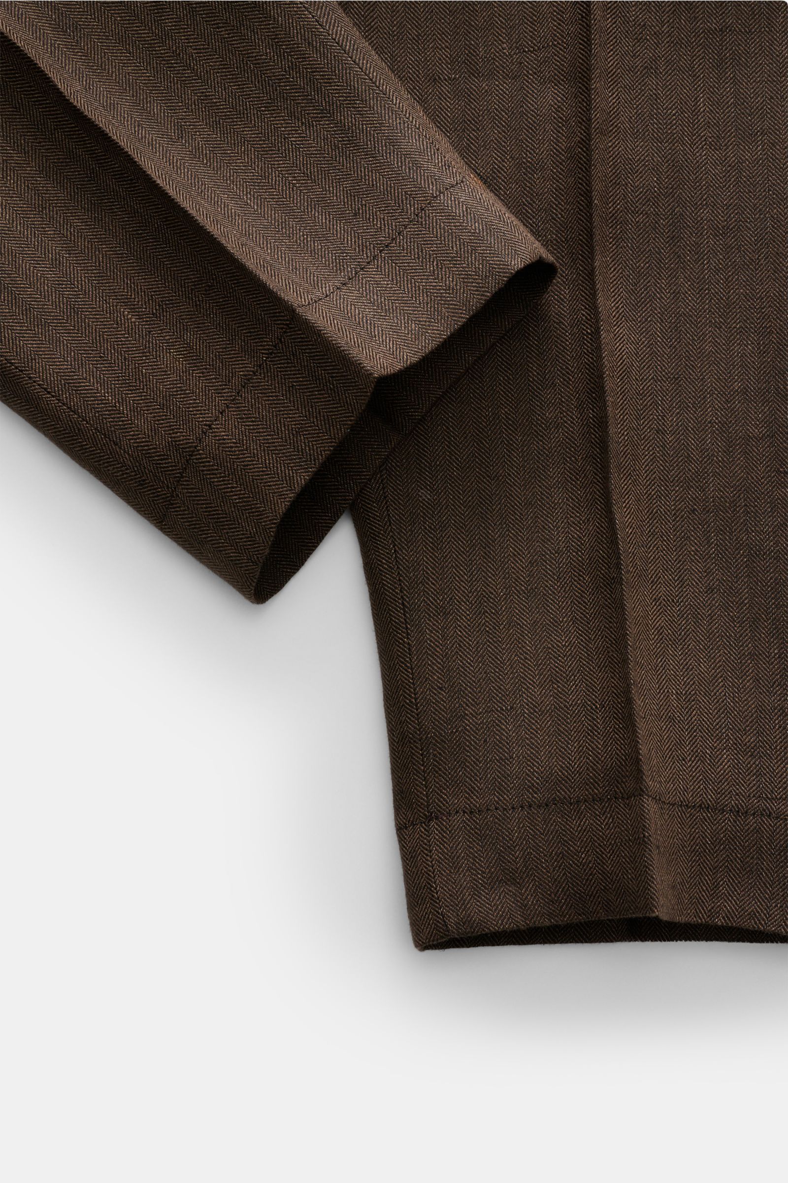 Close-up view of Berwich Leinenhose 'Chiaia' dunkelbraun showing dark brown linen fabric with fine herringbone texture and tapered ankle hem.

Sommerliche Leichtigkeit verspricht die Hose 'Chiaia' von BERWICH aus reinem Leinen – die materialtypische Ha