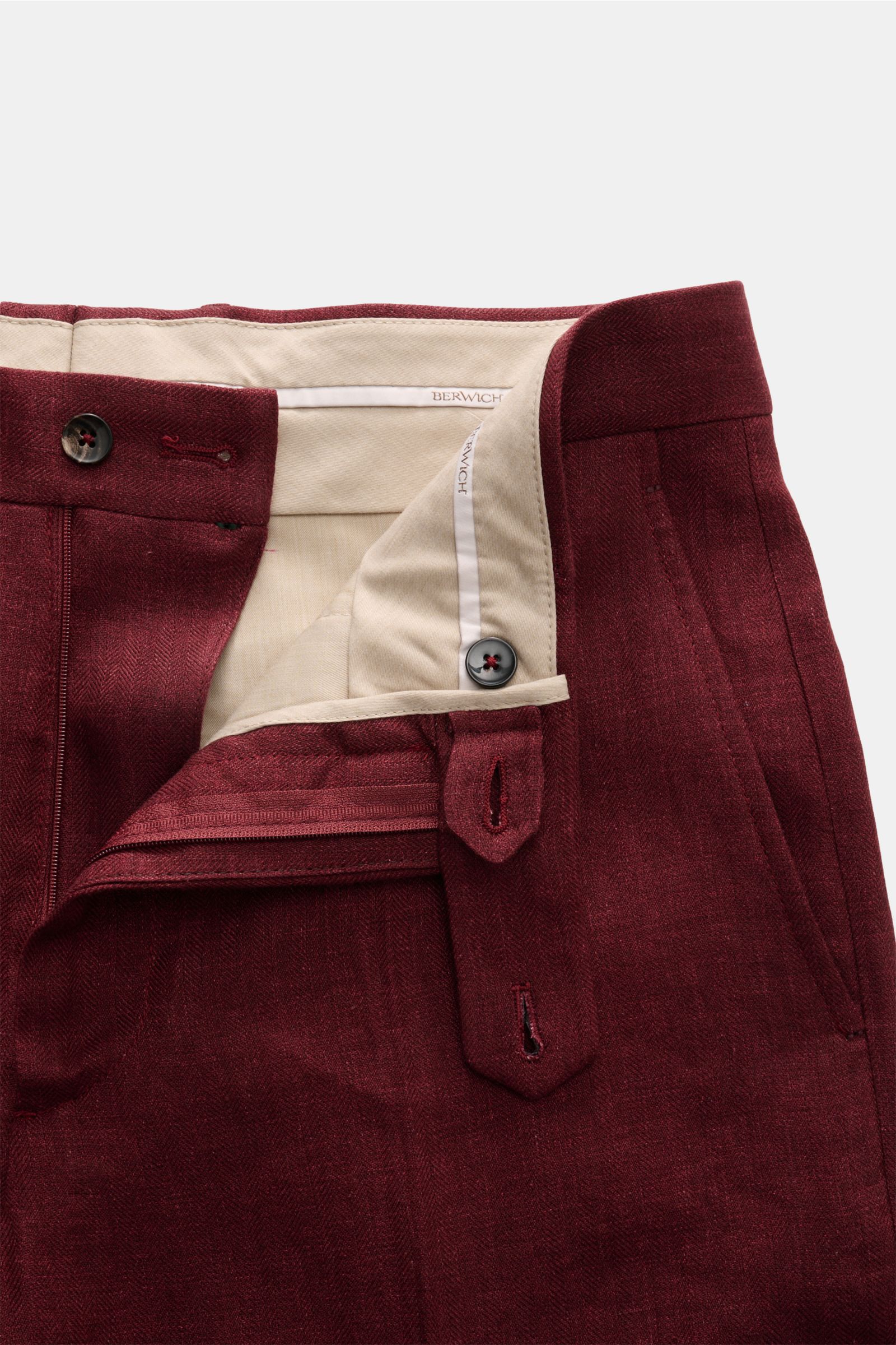 Close-up front view of Berwich Leinenhose 'Chiaia' bordeaux showing buttoned waistband and zipper in pure linen with herringbone texture.

Description: Sommerliche Leichtigkeit verspricht die Hose 'Chiaia' von BERWICH aus reinem Leinen – die materialty