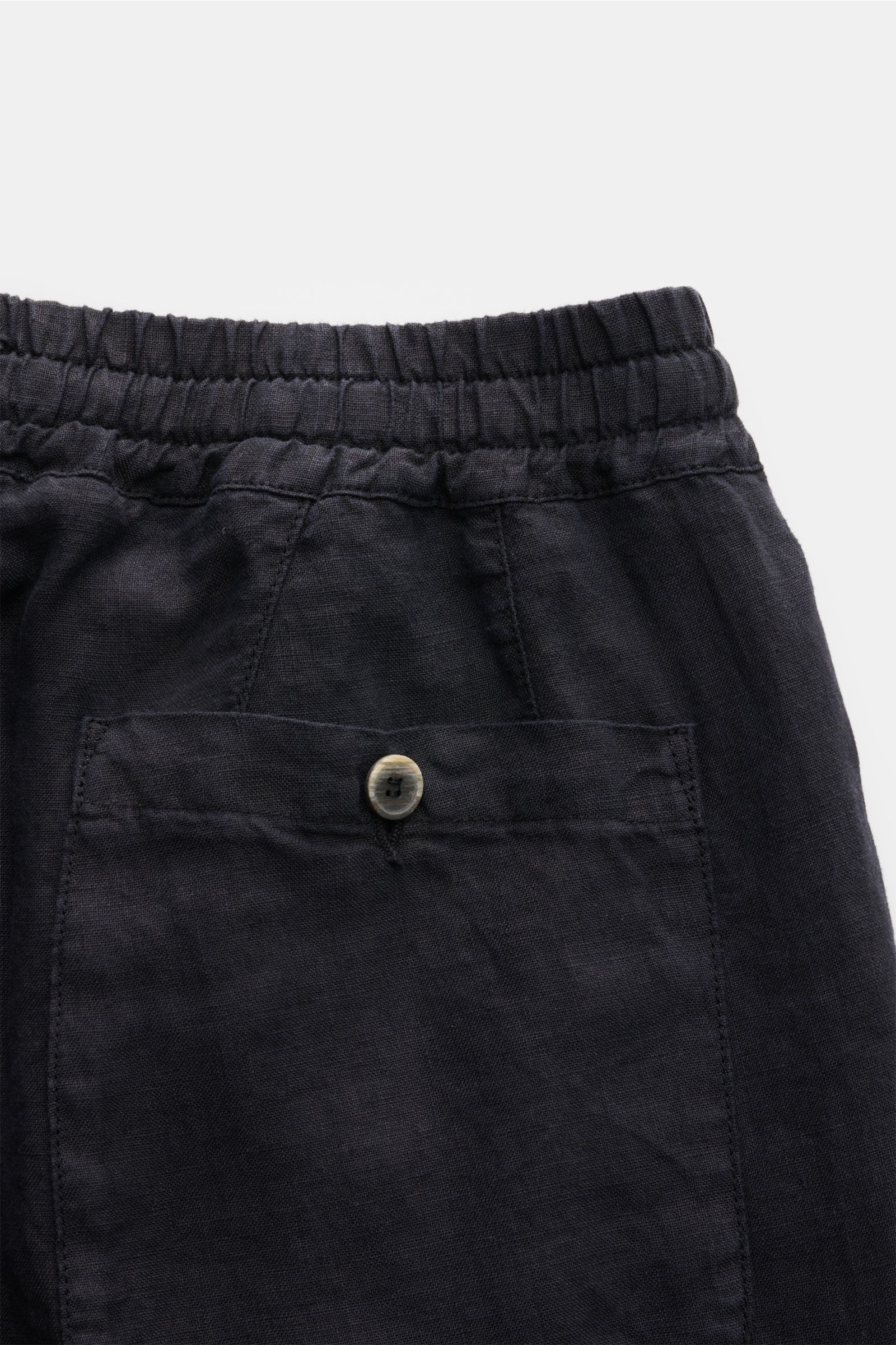 Close-up rear view of Altea Linen jogger pants 'Mattia' dark navy showing elasticated waistband and back pocket with button, made of pure linen with a soft feel.

Casual luxury for warm days: The jogger pants 'Mattia' in pure linen by ALTEA are the per