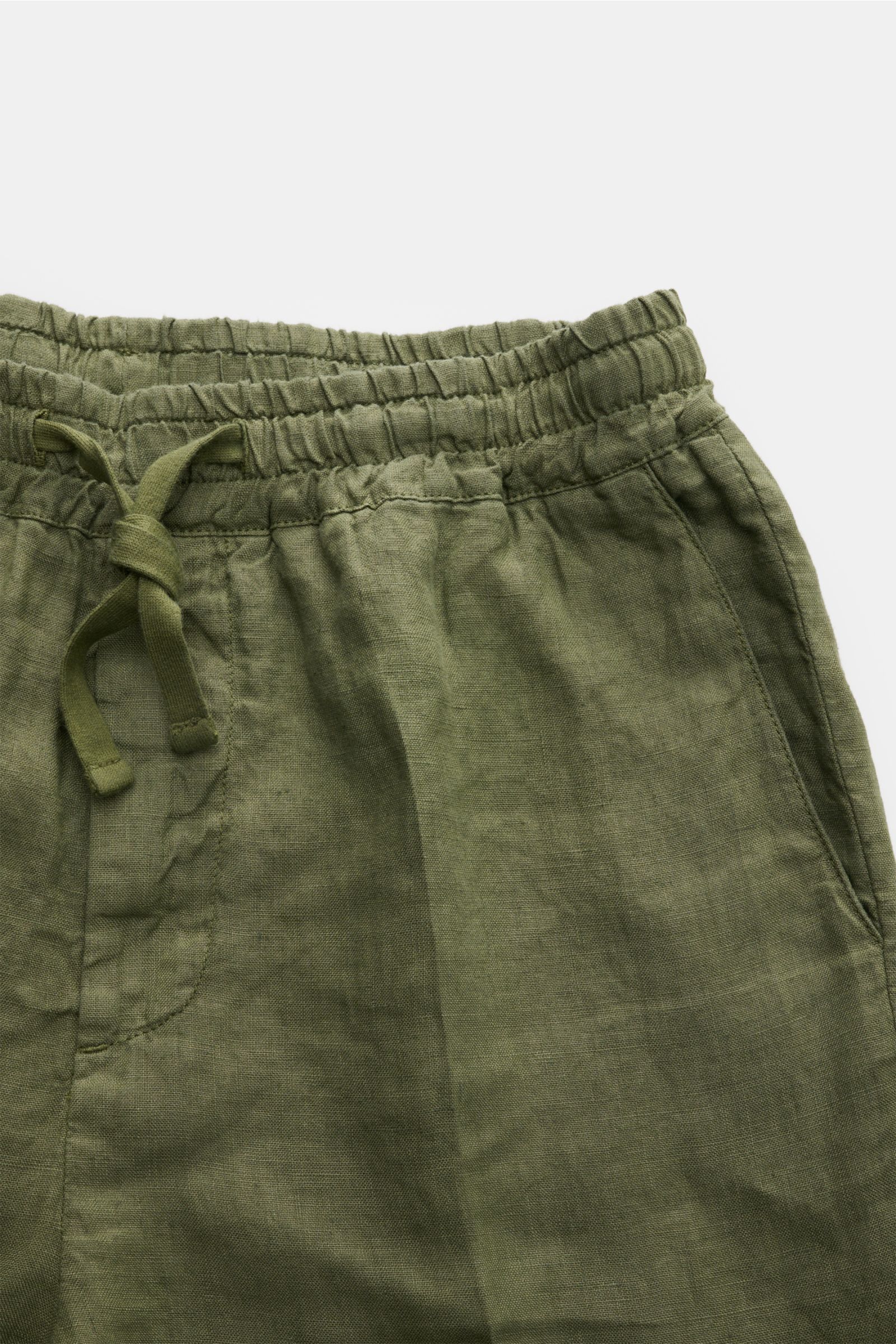 Altea Leinen-Jogpants 'Mattia' grün, knöchellang mit elastischem Bund, Tunnelzug, französischen Taschen, Zipper, aus reiner, leichter Leinenqualität, Detailfoto.