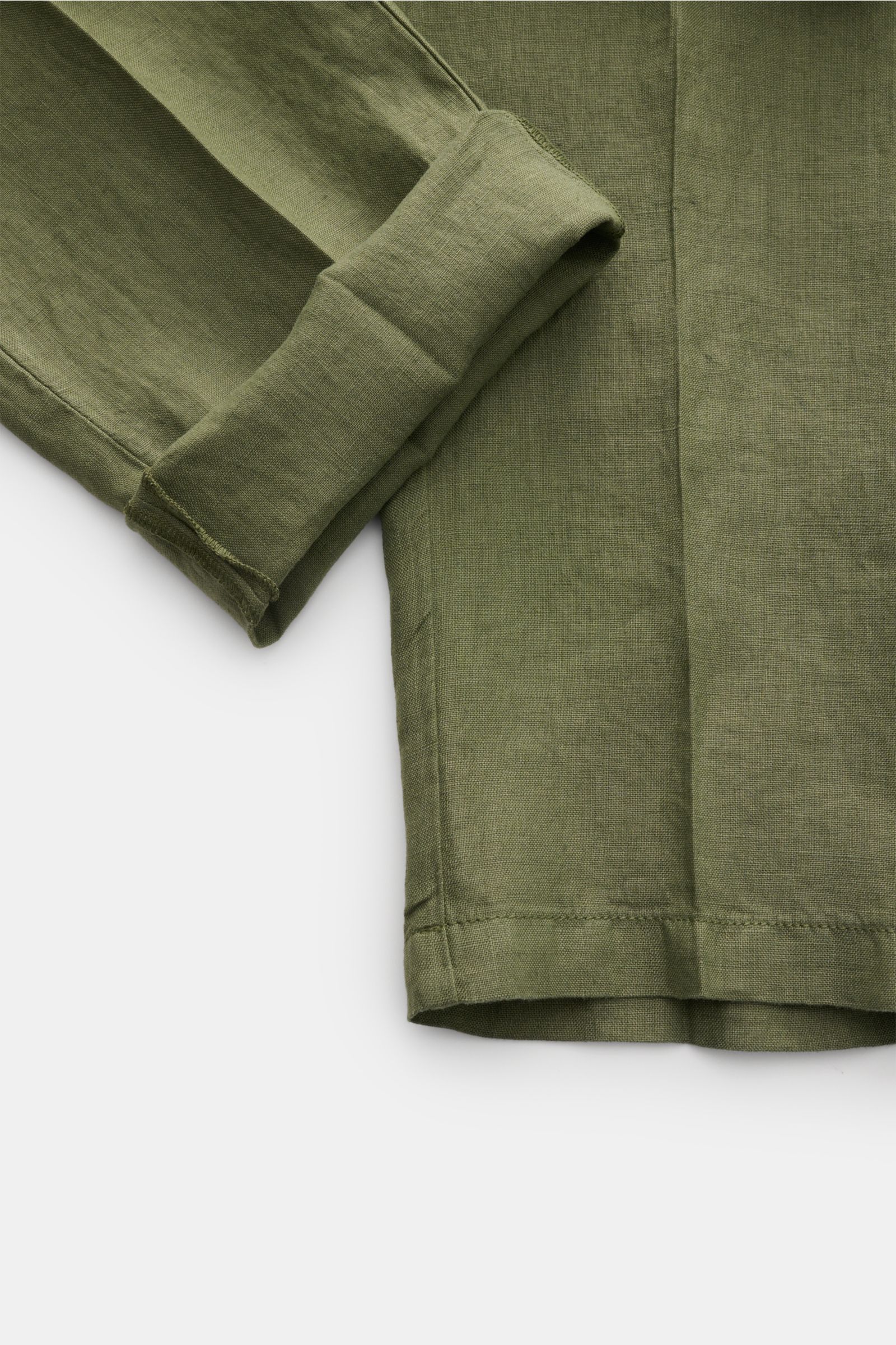 Nahaufnahme der Altea Leinen-Jogpants 'Mattia' grün, knöchellang mit weichem Griff, elastischem Bund und leichter Leinen-Qualität.