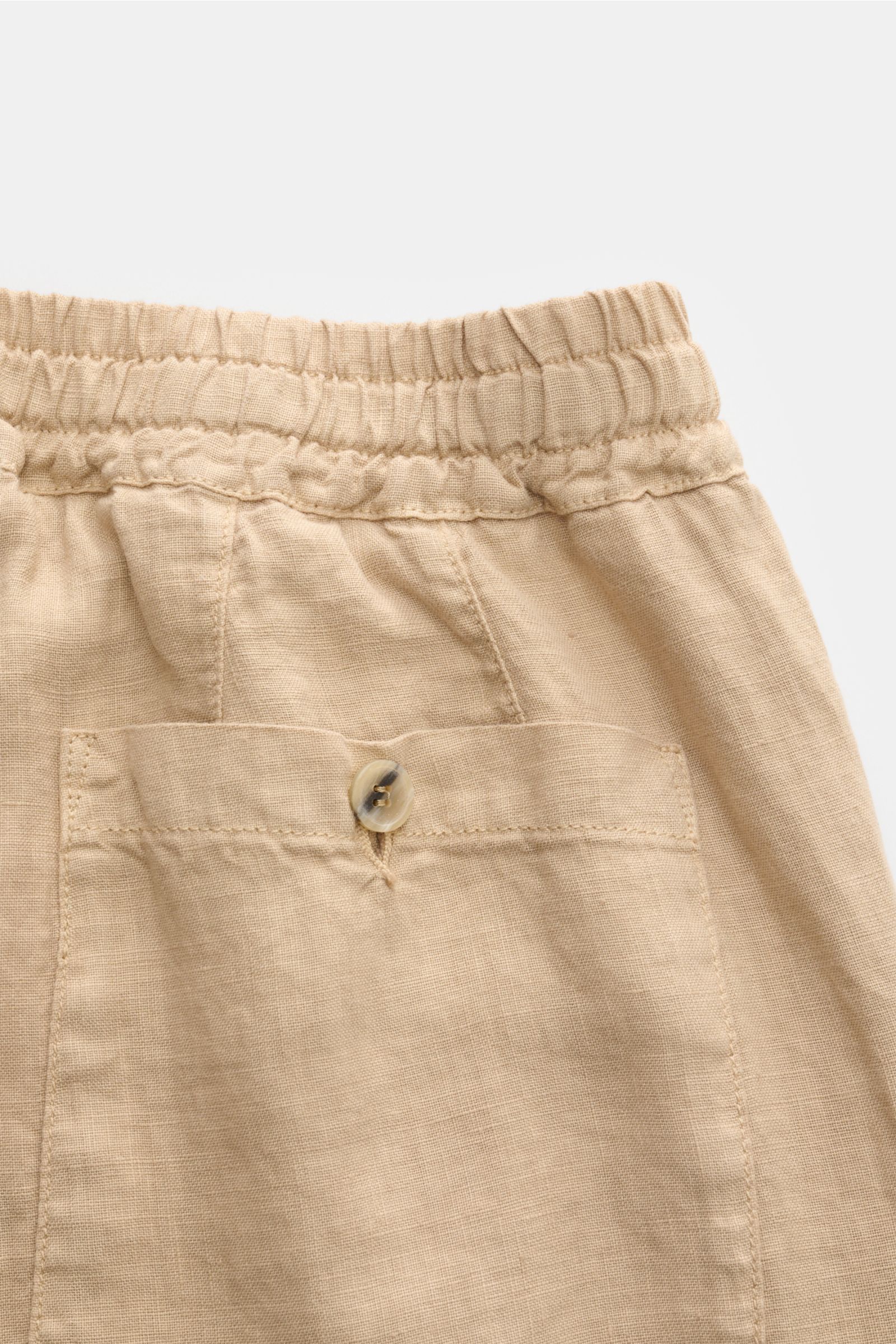 Altea Leinen-Jogpants 'Mattia' beige, Detailaufnahme von hinten oben, elastischer Bund, Gesäßtasche mit Knopf, reines Leinen, leichter Griff.