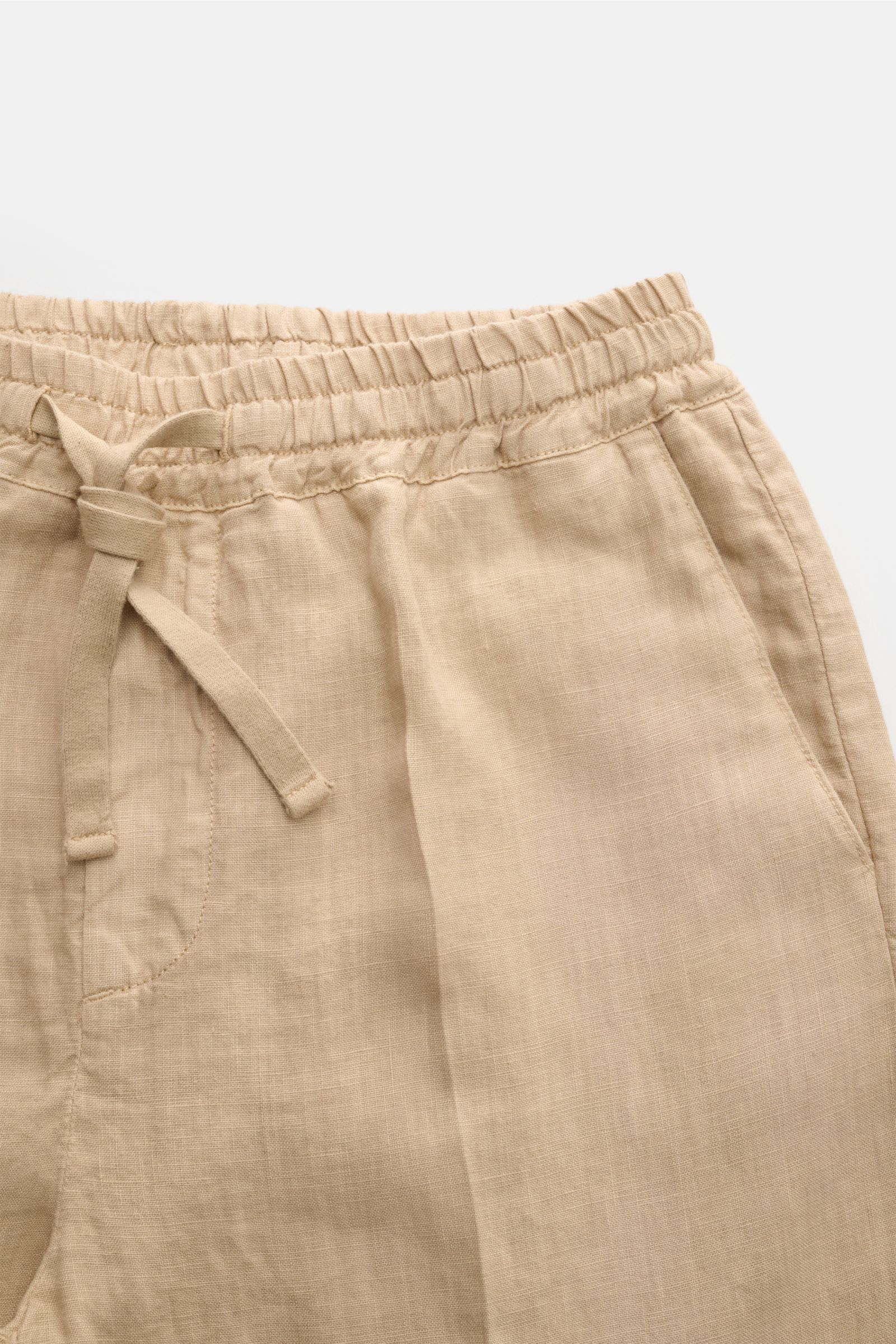 Altea Leinen-Jogpants 'Mattia' beige, knöchellang, Tapered Fit, elastischer Bund mit Tunnelzug, französische Taschen, Seitenansicht nah.
