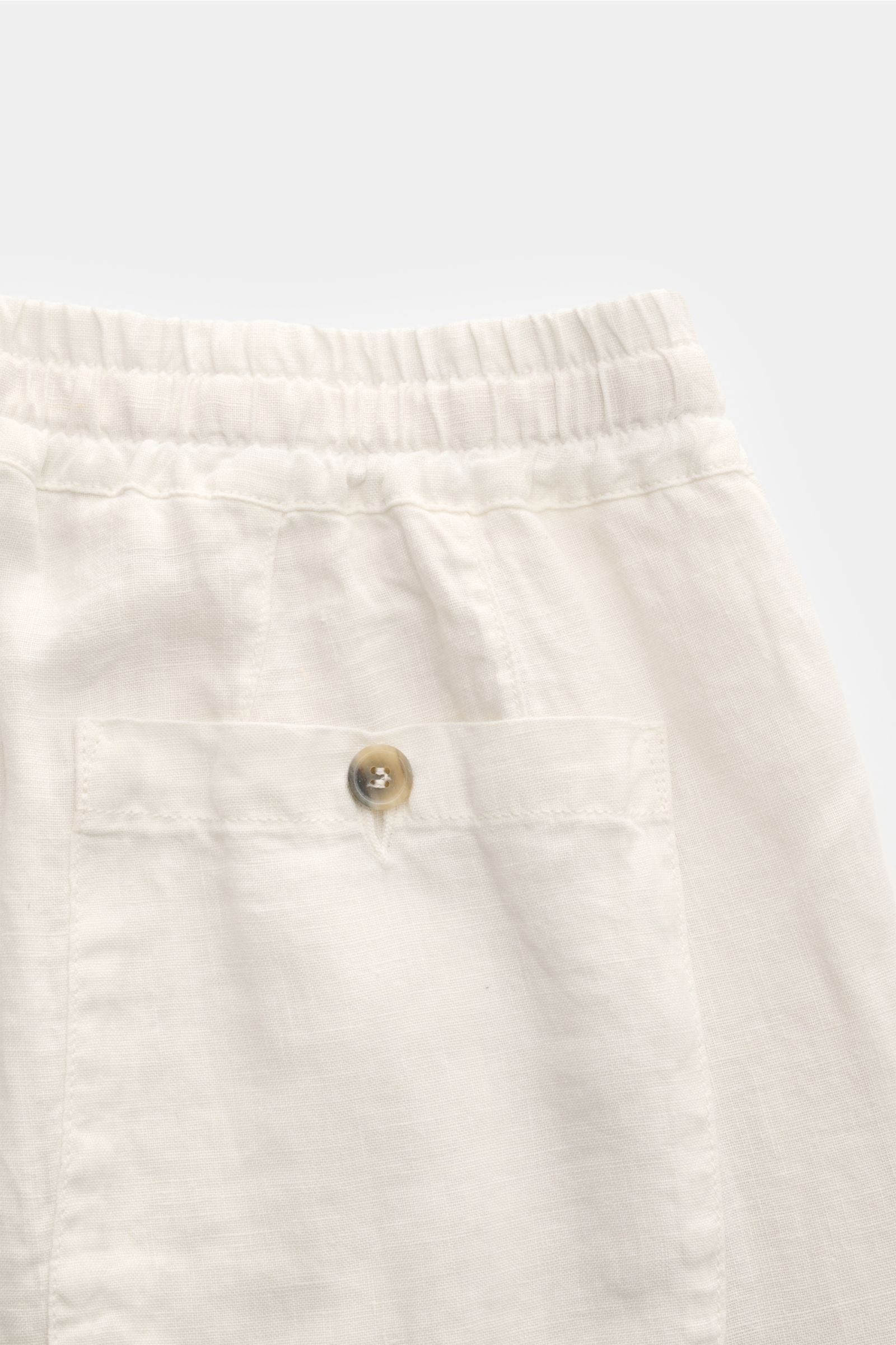 Altea Leinen-Jogpants 'Mattia' offwhite, Detailansicht von hinten oben mit elastischem Bund, Knopf-Gesäßtasche, feinem Leinenstoff.