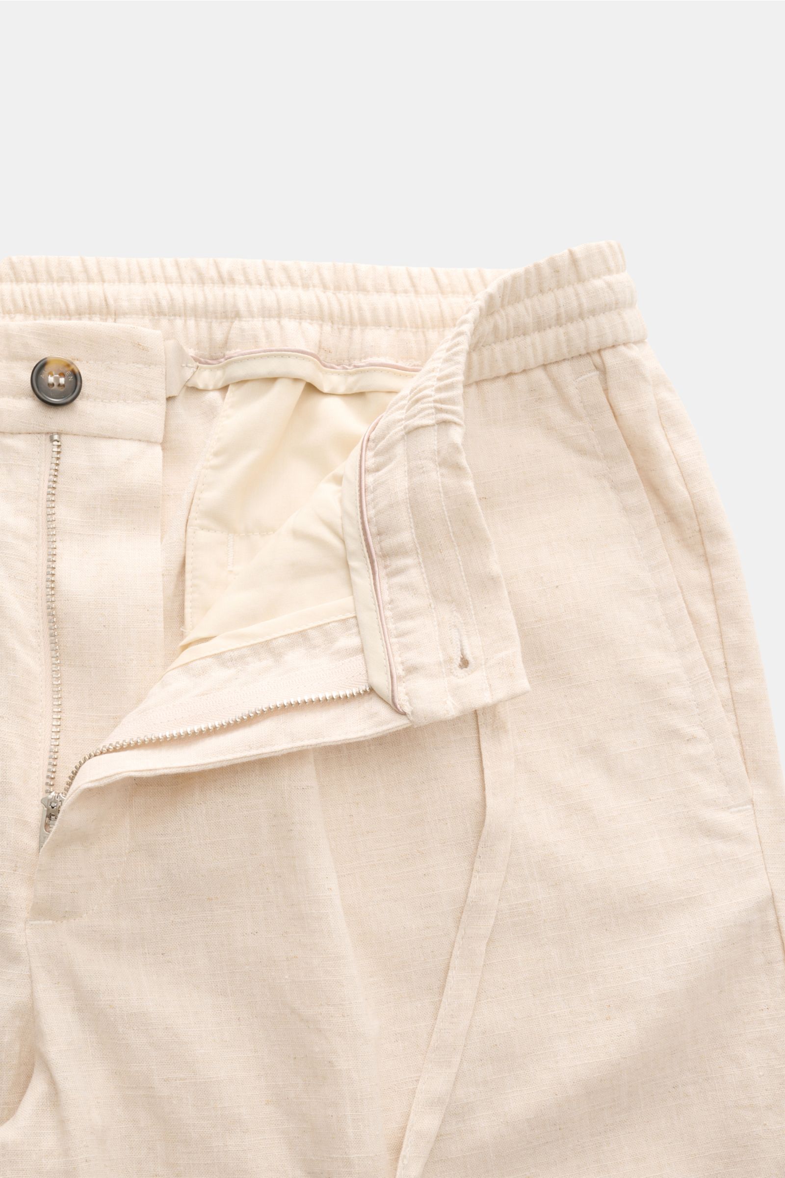 Close-up front view of Aurélien Leinen-Jogpants creme meliert, showcasing elastic waistband, zipper, button, and natural linen texture.

Description to include: 
Luxuriöse Lässigkeit für warme Tage: Die Leinen-Jogpants von AURÉLIEN überzeugt mit natürlich