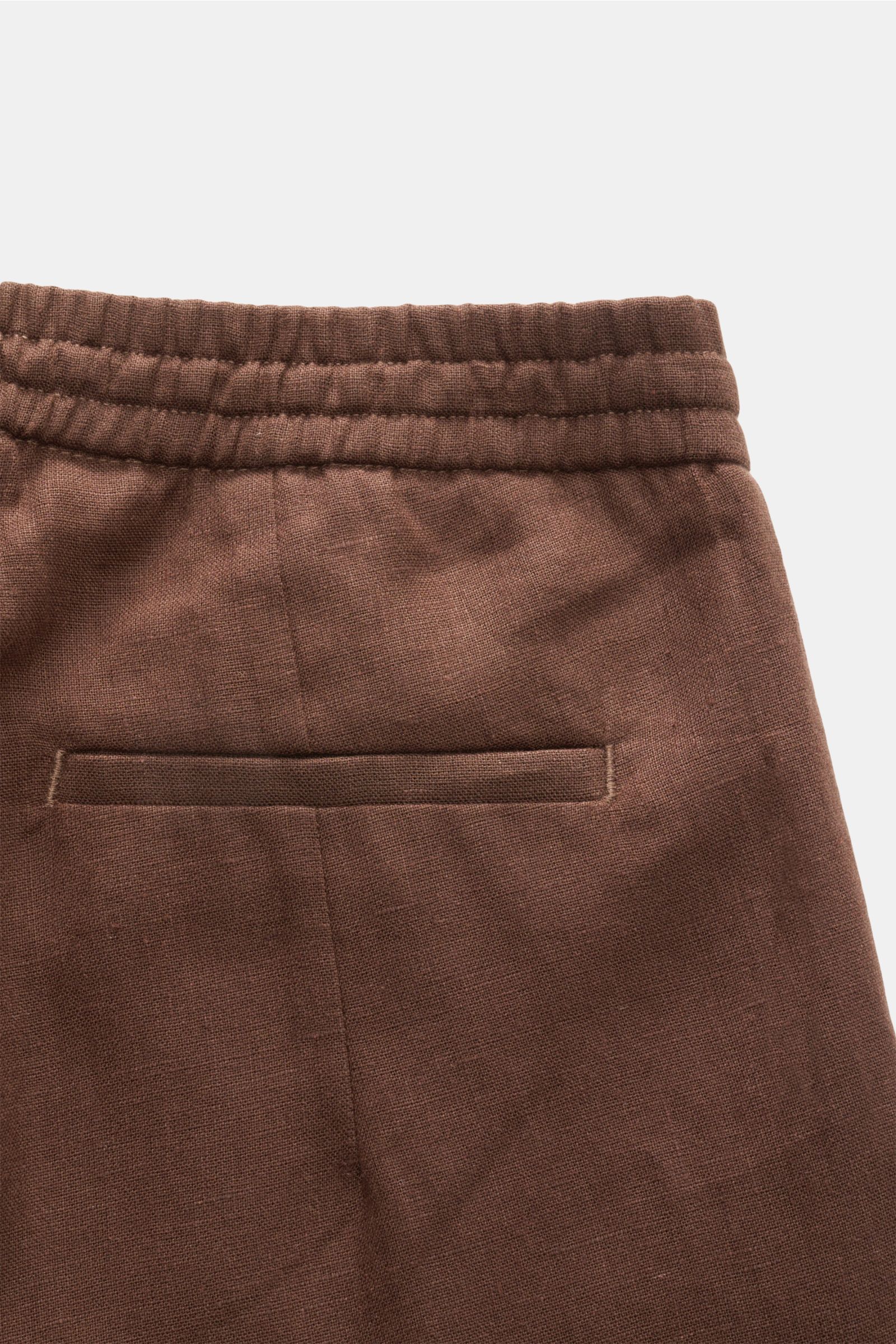 Close-up rear view of Aurélien Leinen-Jogpants dunkelbraun, showcasing pure linen fabric, elastic waistband with drawstring, narrow fit, welted back pocket. Luxuriöse Lässigkeit für warme Tage: Die Leinen-Jogpants von AURÉLIEN überzeugt mit natürlicher Ma