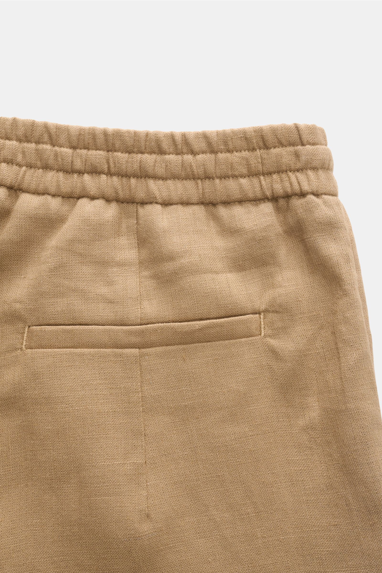 Aurélien Leinen-Jogpants hellbraun shown from the back close-up, featuring pure linen, elastic waistband with drawstring, narrow fit, and piped back pocket.