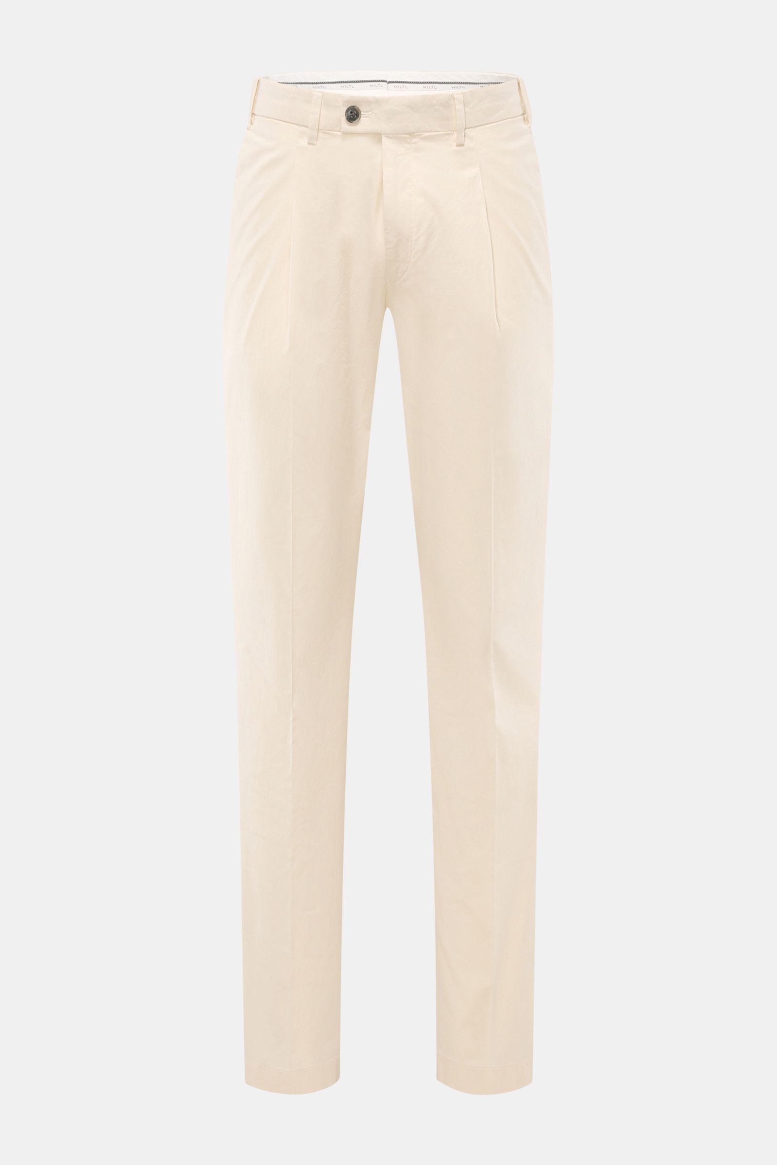 Front view of Hiltl Chino 'Primo' creme, versatile essential in cotton twill with elastic quality, regular fit, simple pleat, zipper, button, French pockets, and buttoned back pockets. Vielseitiges Essential: Die Chino 'Primo' von HILTL im überzeugt mi