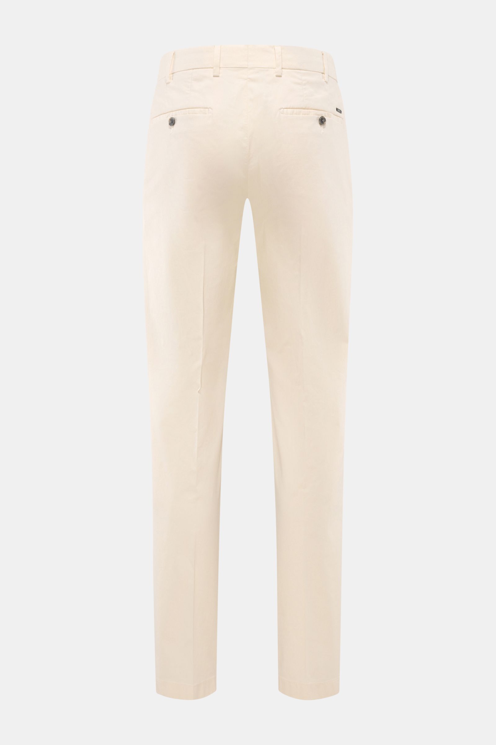 Rear view of Hiltl Chino 'Primo' creme pants, showcasing twill cotton fabric, elastic regular fit, tapered legs, zipper with button, simple pleat, French pockets, and buttoned back pockets. Vielseitiges Essential: Die Chino 'Primo' von HILTL im überzeu