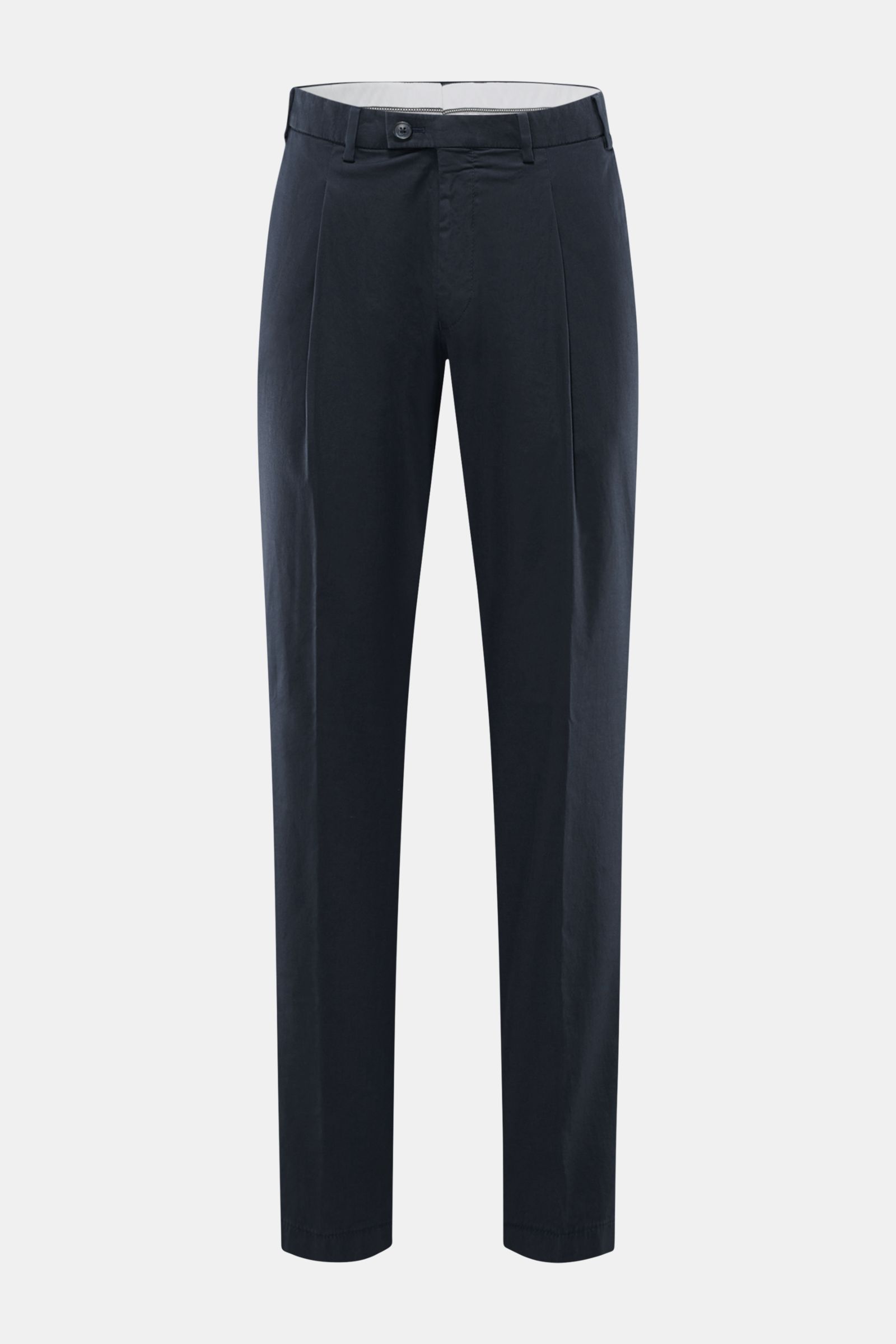 Vorderansicht der Hiltl Chino 'Primo' navy aus weichem, elastischem Baumwoll-Twill mit Bundknopf, Reißverschluss, Bundfalte und französischen Taschen.