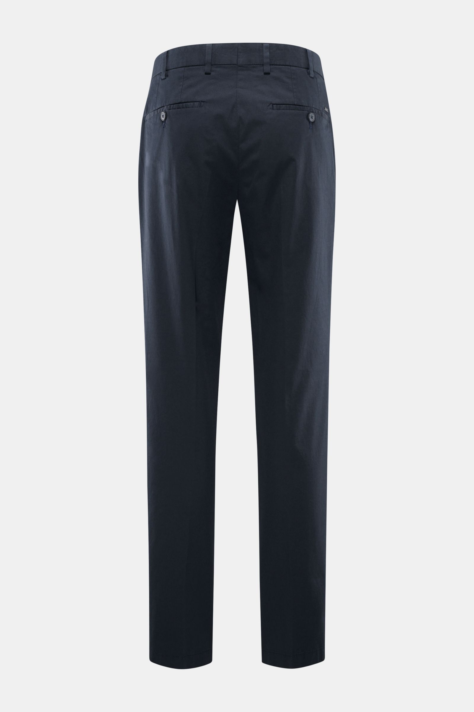 Rückansicht der Hiltl Chino 'Primo' navy aus elastischem Baumwoll-Twill, Regular Fit, mit französischen Taschen und Knopf-Gesäßtaschen.