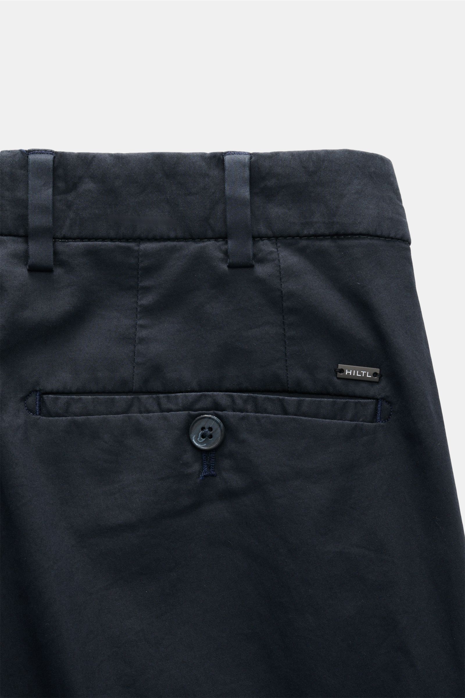 Rückansicht der Hiltl Chino 'Primo' navy, Baumwoll-Twill, Regular Fit mit Bundfalte, französischen Taschen und Knopf-Gesäßtaschen.
