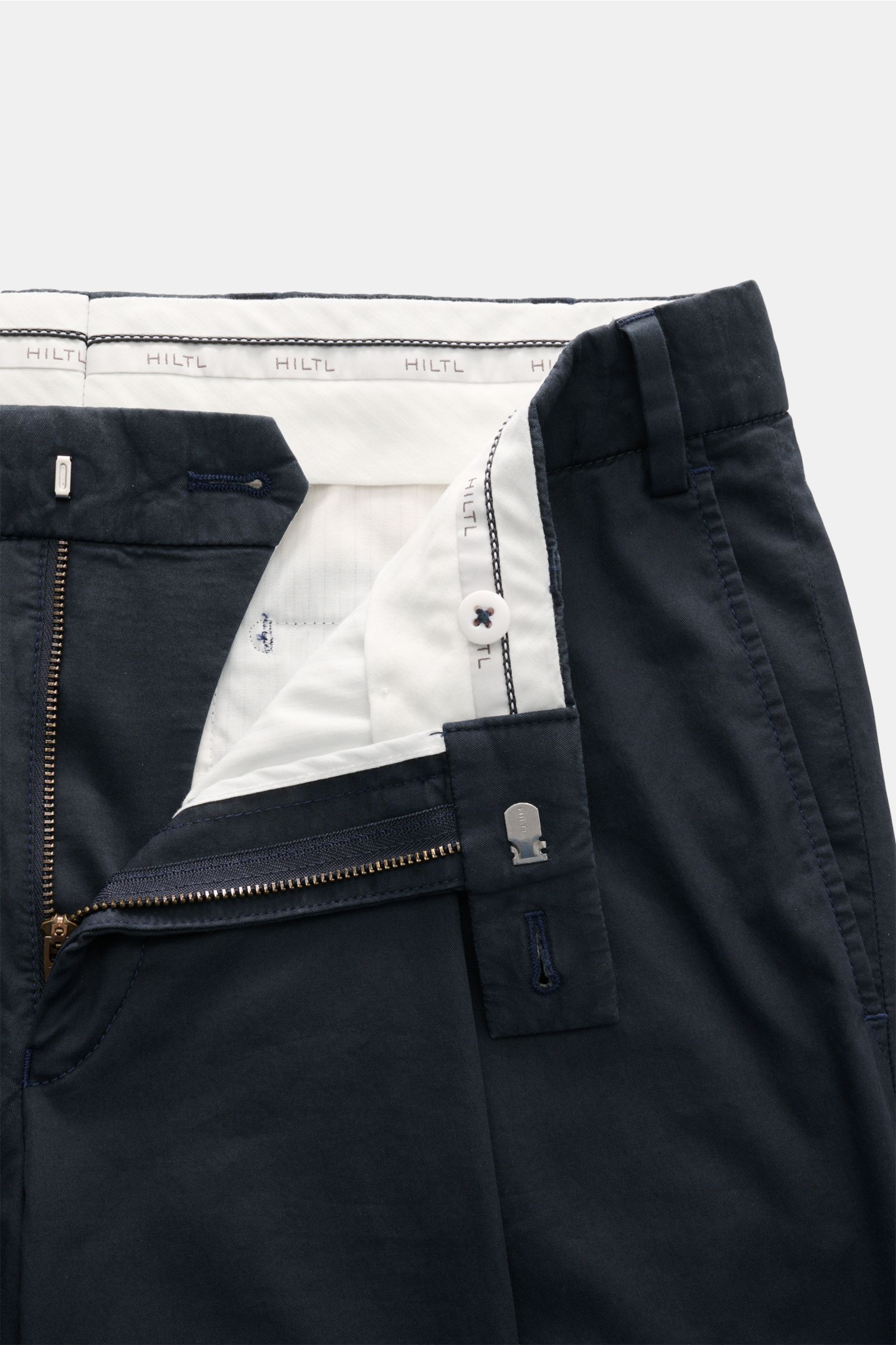 Hiltl Chino 'Primo' navy von innen fotografiert, Twill-Baumwolle, elastisch, Regular Fit, Reißverschluss, Bundknopf, französische Taschen.