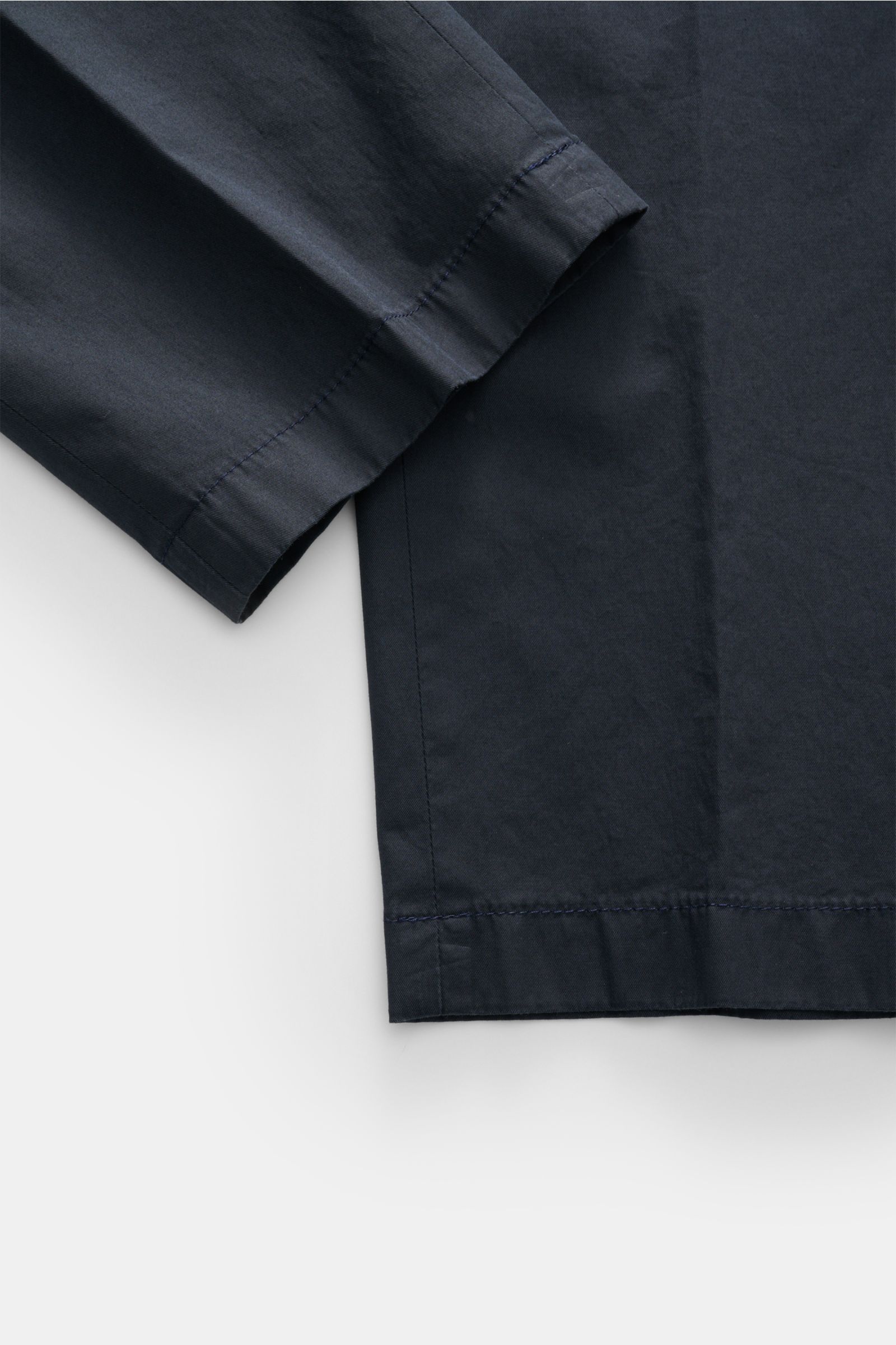 Hiltl Chino 'Primo' navy aus Baumwoll-Twill, elastisch, Regular Fit, Detailaufnahme Saum und Bund, schmal zulaufend, weicher Griff.