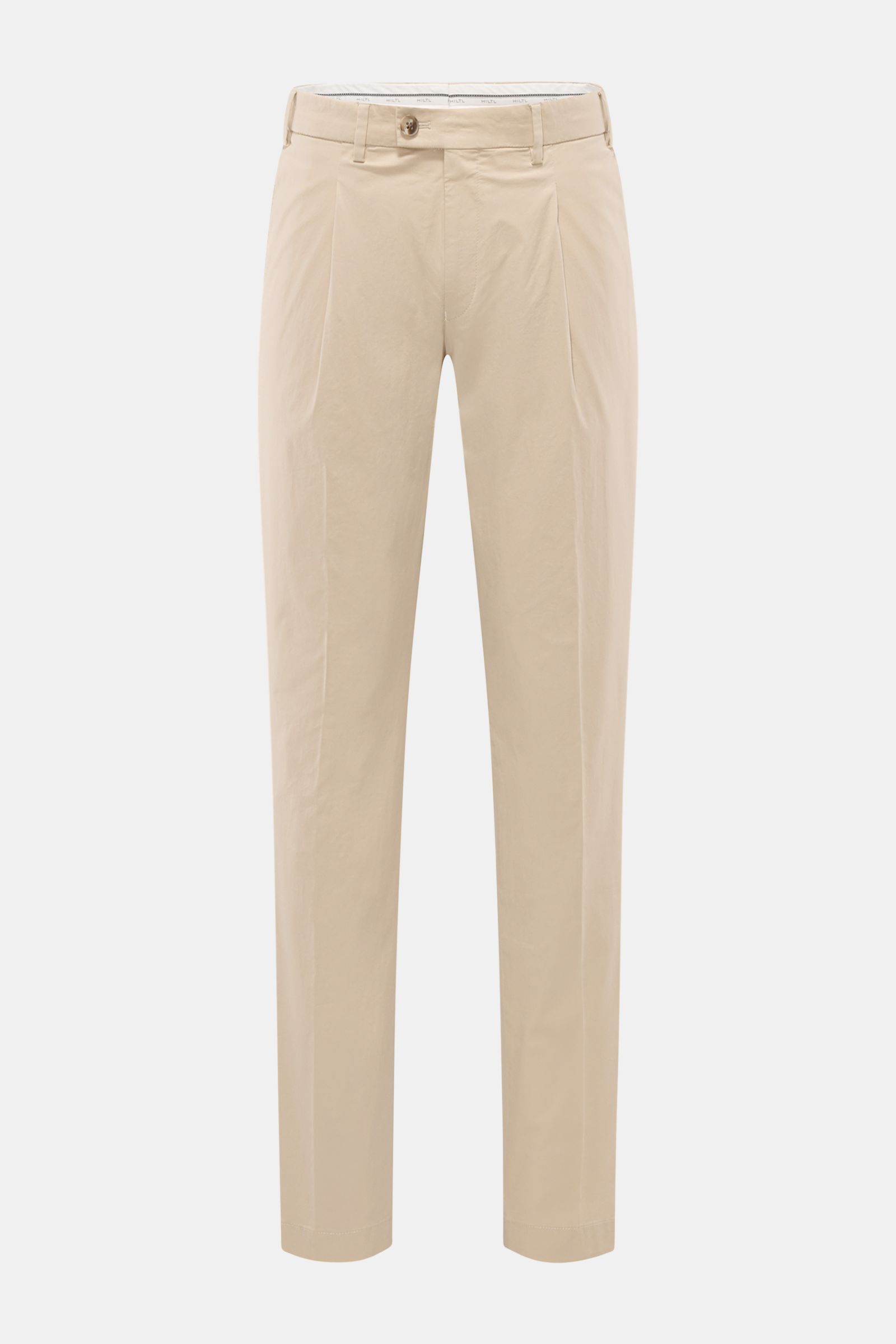 Front view of Hiltl Chino 'Primo' sand trousers in cotton twill, elastic, soft touch, regular fit, tapered legs, zipper, button, single pleat, French and buttoned back pockets.

Vielseitiges Essential: Die Chino 'Primo' von HILTL im überzeugt mit ihrer