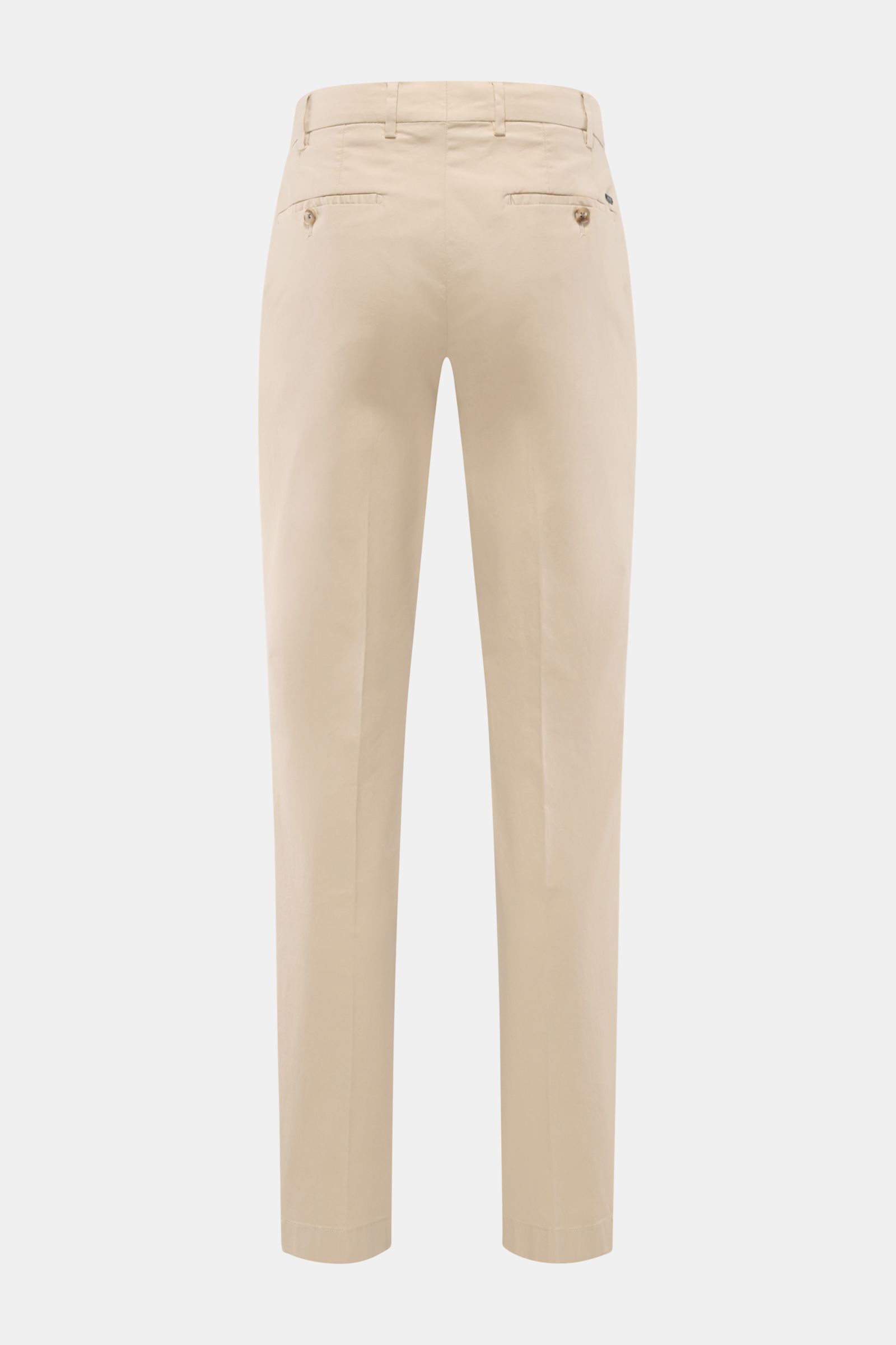 Back view of Hiltl Chino 'Primo' sand in soft, elastic cotton twill with regular fit, French pockets, buttoned back pockets, and zipper.

Vielseitiges Essential: Die Chino 'Primo' von HILTL im überzeugt mit ihrer klaren Silhouette und lässt sich mühelo
