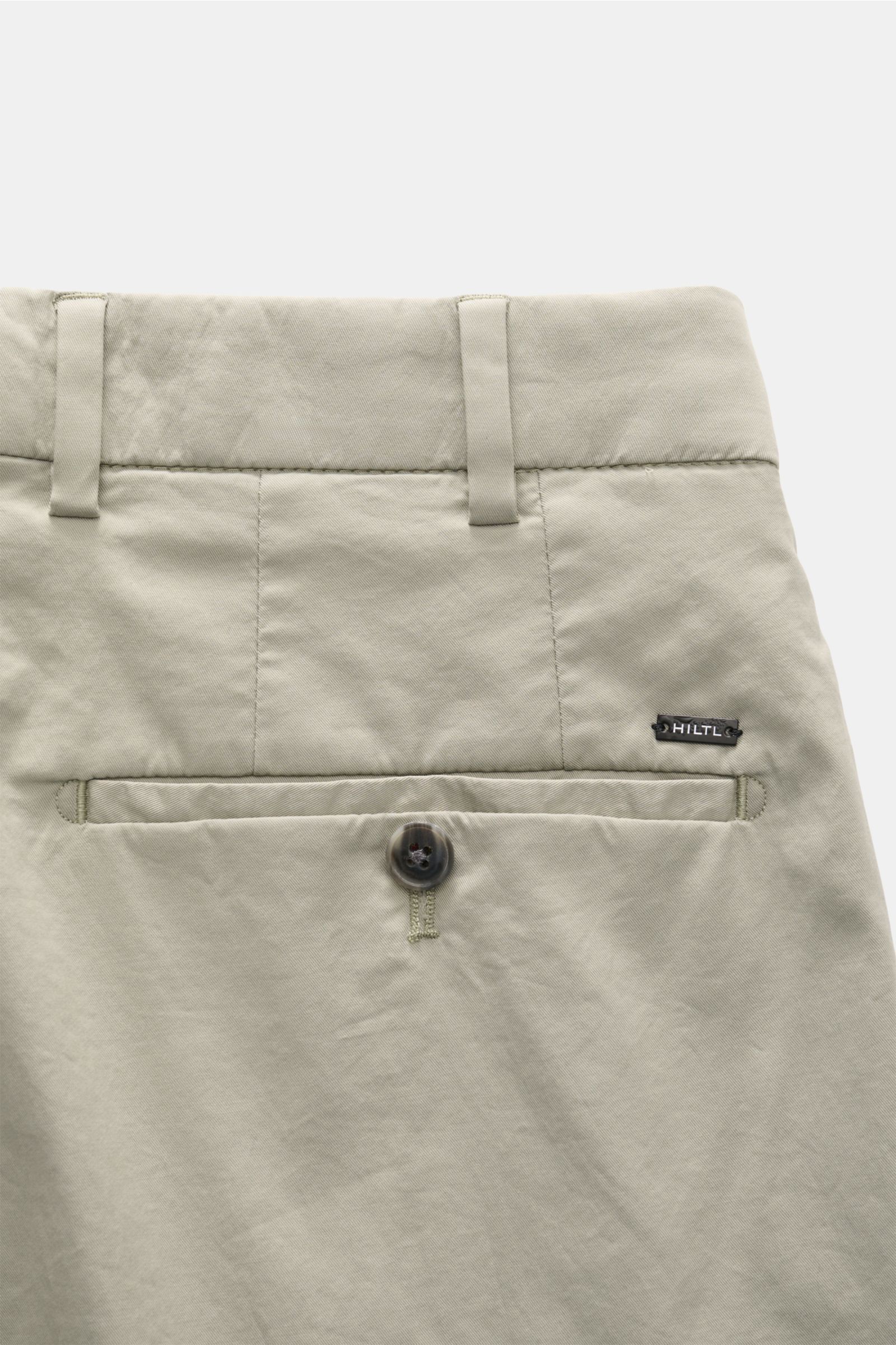 Hiltl Chino 'Primo' salbei, Nahaufnahme von Rückseite mit Bund, Gürtelschlaufen, französischer Tasche und Knopfdetails, Baumwoll-Twill.