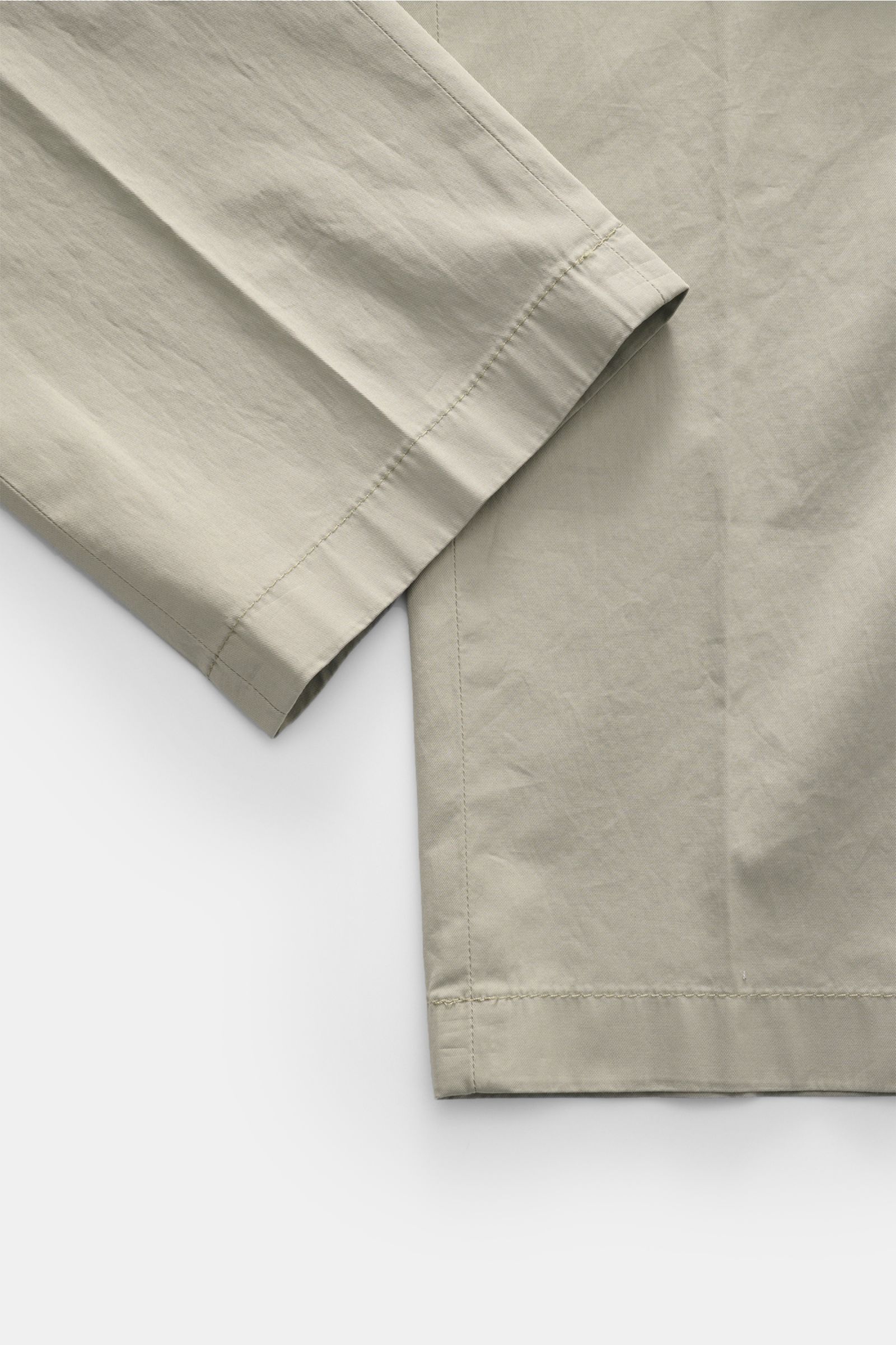 Nahaufnahme der Hiltl Chino 'Primo' salbei im Twill-Baumwollstoff, Detailansicht des Saums und der klaren, schmal zulaufenden Silhouette.
