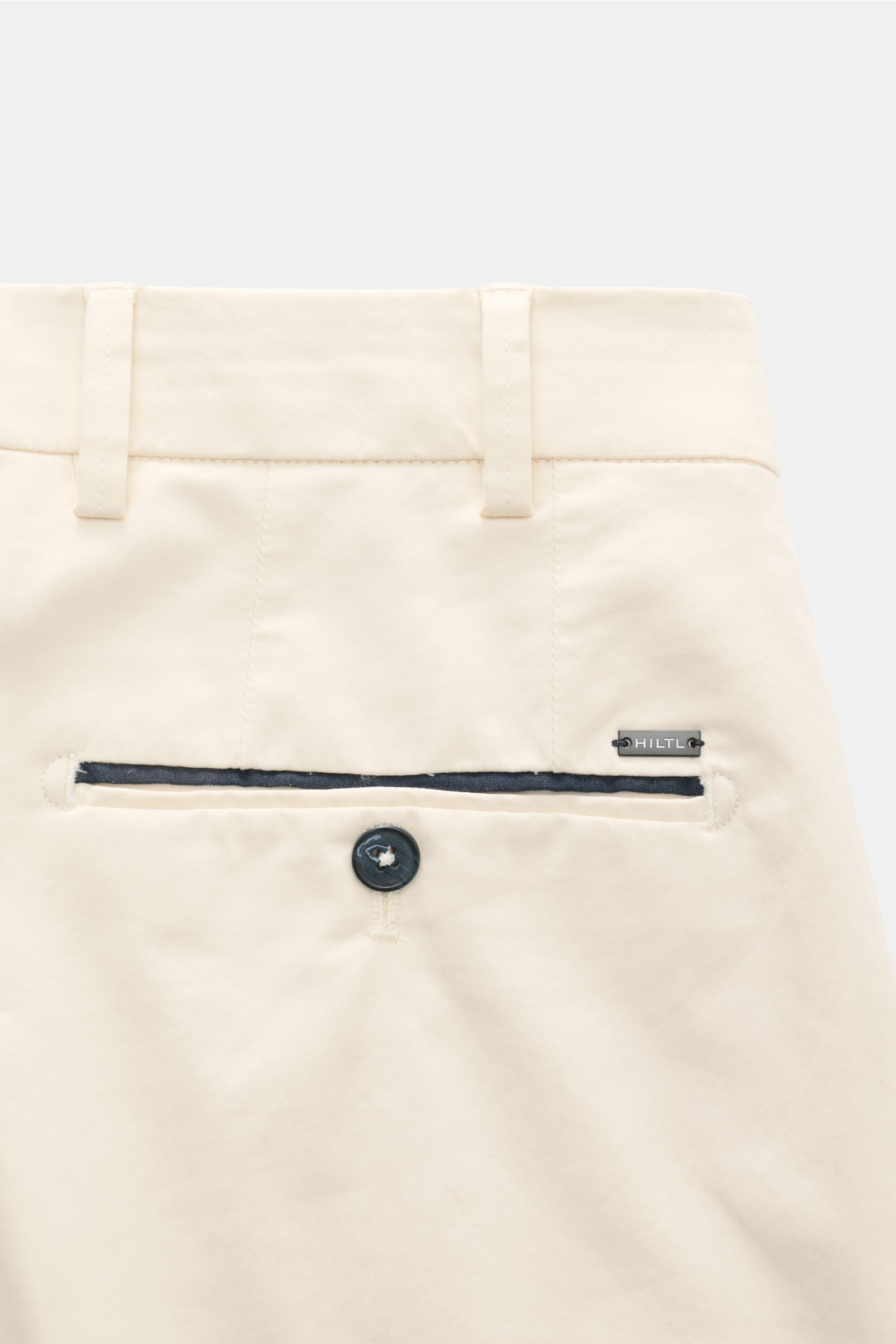 Hiltl Baumwollhose 'Peaker' creme, Detailaufnahme von hinten, Popeline Baumwolle, Regular Fit, Taschen, Bundknopf, leicht elastisch, glatt