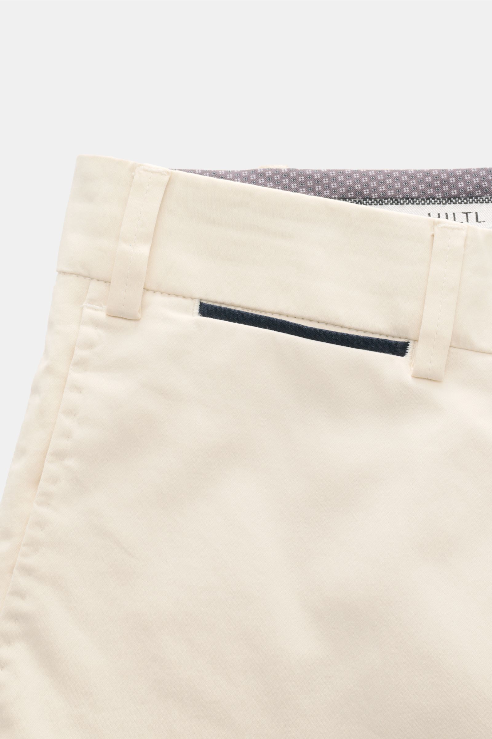 Hiltl Baumwollhose 'Peaker' creme im Regular Fit, leicht schmal, Popeline Baumwolle mit Stretch, Detailaufnahme Bund und Tasche von oben.