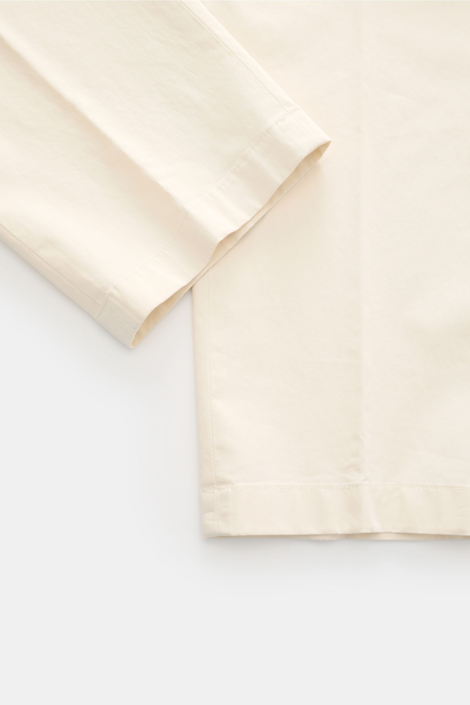 Hiltl Baumwollhose 'Peaker' creme, Nahaufnahme seitlich, leichter Baumwoll-Popeline, Regular Fit, leicht elastisch, glatter Griff, schmal zulaufend.