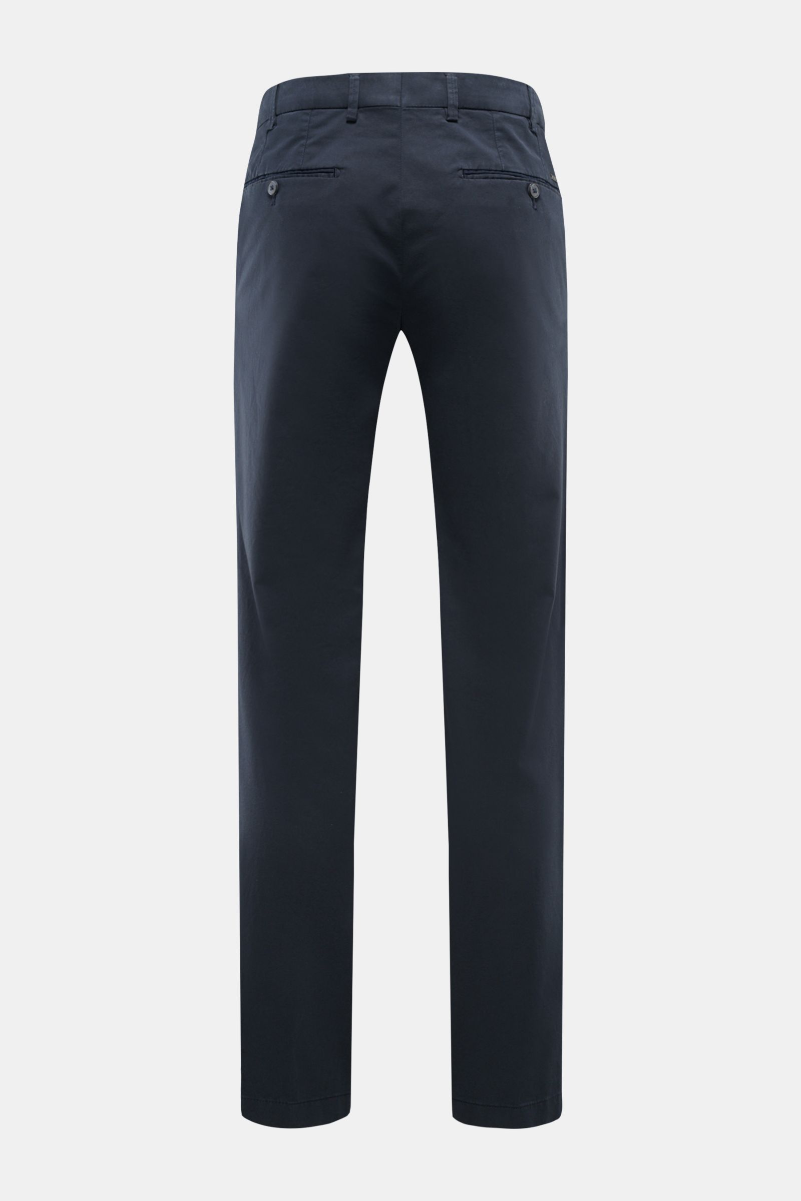 Rear view of Hiltl Cotton trousers 'Peaker' navy, lightweight cotton poplin with slight stretch, regular fit, tapered cut, zip fly, waist button, French pockets, and jetted back pockets with buttons. Lightweight trousers for every day: With the model 'Pea