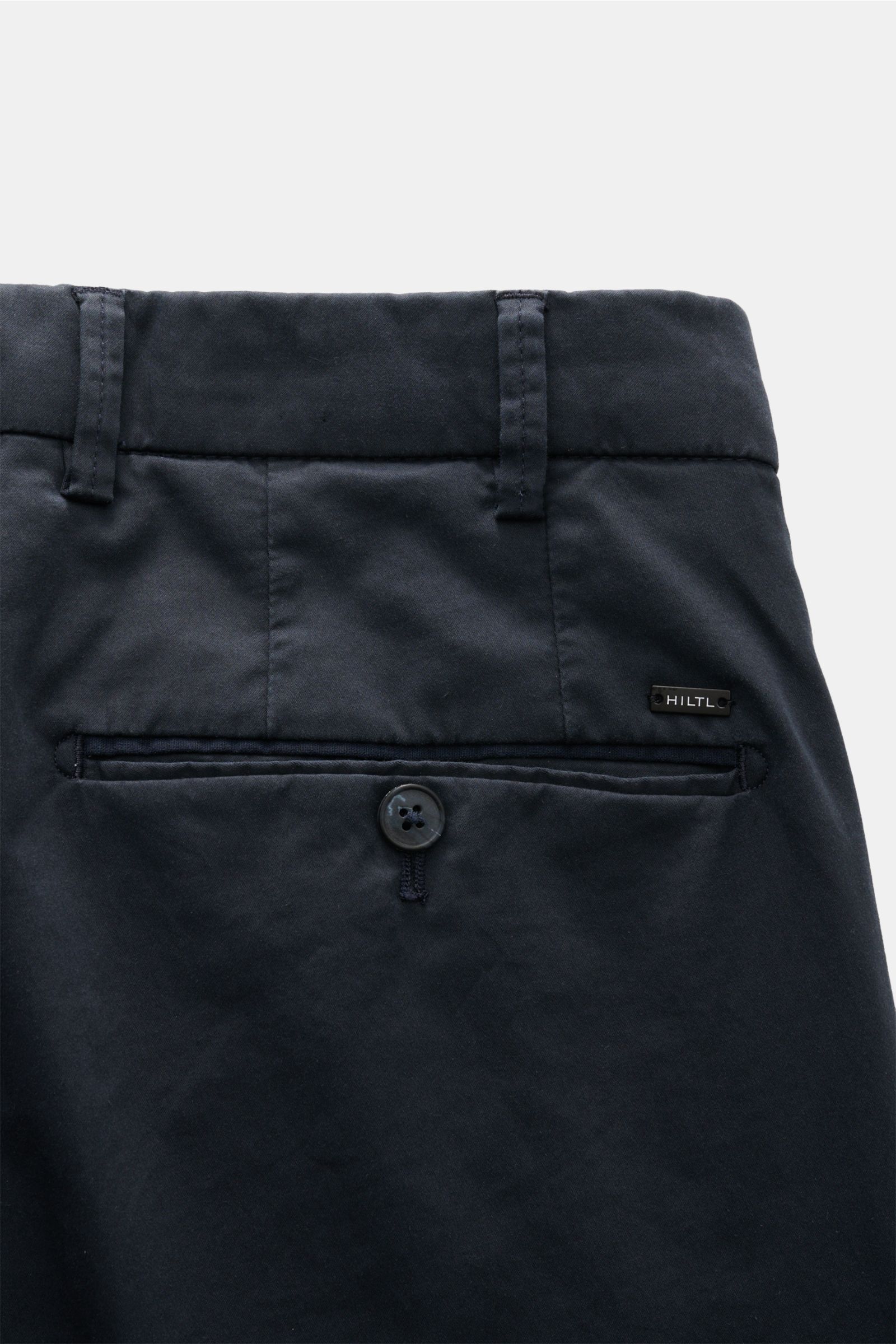 Close-up rear view of Hiltl Cotton trousers 'Peaker' navy, showcasing jetted back pocket with button, belt loops, and smooth cotton fabric. Lightweight trousers for every day: With the model 'Peaker' in a regular fit, HILTL has created a pair of lightweig
