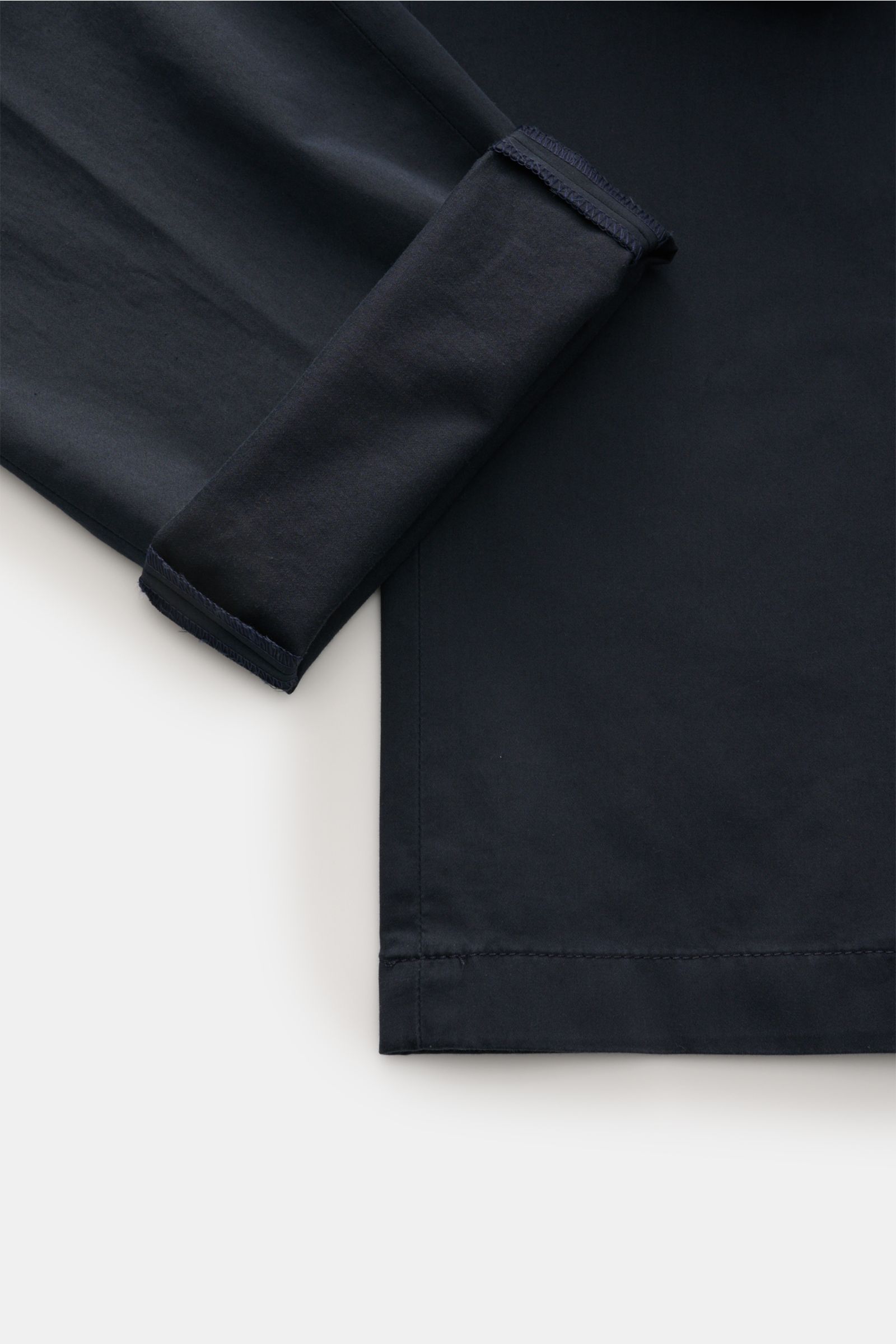 Close-up image of the hem and cuff of Hiltl Cotton trousers 'Peaker' navy, photographed from a top-down perspective. Lightweight trousers for every day: With the model 'Peaker' in a regular fit, HILTL has created a pair of lightweight cotton trousers with