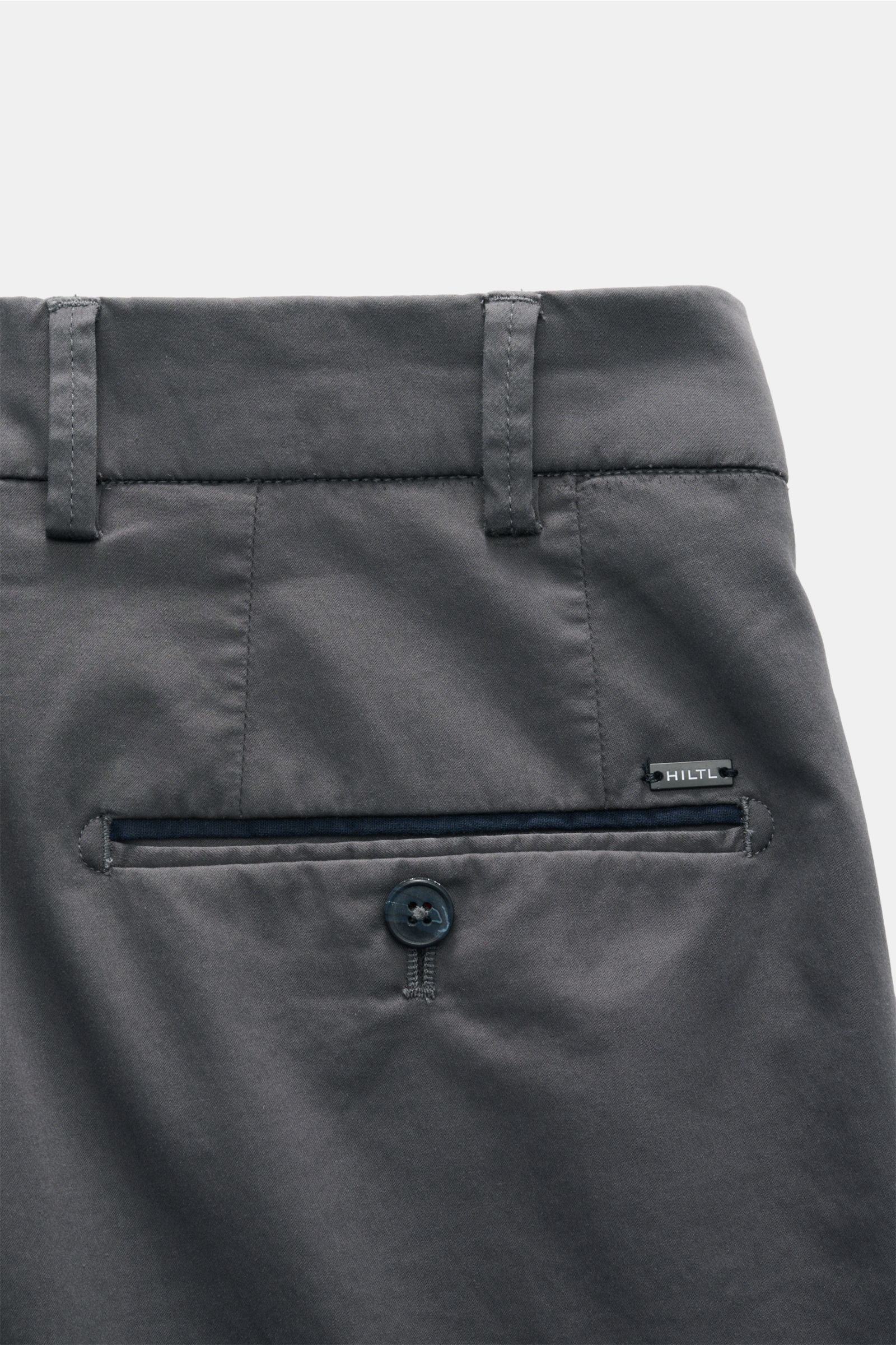Hiltl Baumwollhose 'Peaker' dunkelgrau, Rückansicht mit Bund, Gürtelschlaufen, paspelierte Gesäßtasche, Baumwoll-Popeline, Regular Fit, elastisch.