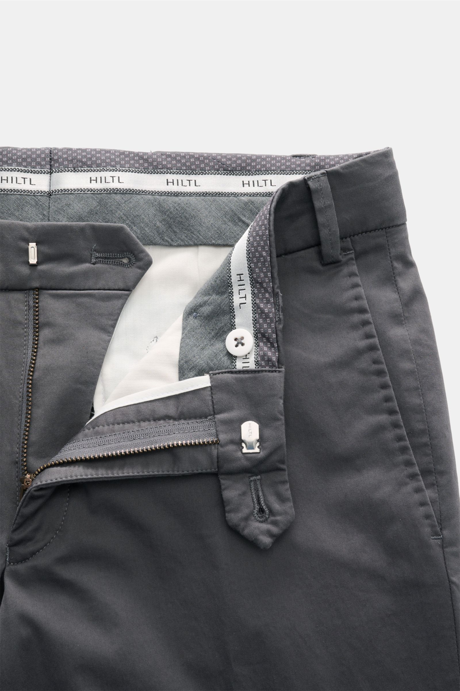 Hiltl Baumwollhose 'Peaker' dunkelgrau im Regular Fit, offene Zip Fly, Bundknopf, französische Taschen, Detailansicht von oben.