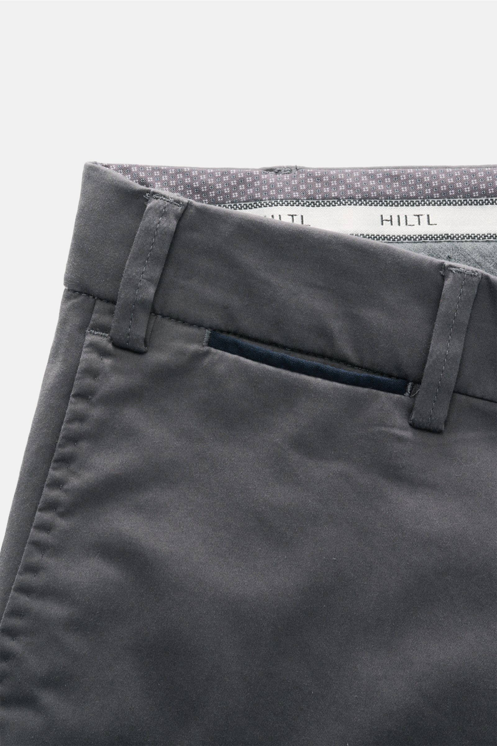 Nahaufnahme der Bundpartie der Hiltl Baumwollhose 'Peaker' dunkelgrau, Regular Fit mit Zip Fly, Bundknopf, französischen Taschen, leicht elastisch.