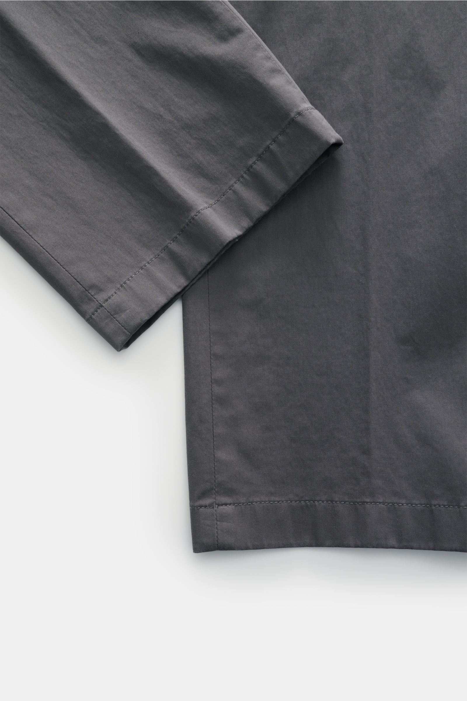Hiltl Baumwollhose 'Peaker' dunkelgrau im Regular Fit, Detailaufnahme der leichten, elastischen Popeline von unten fotografiert.