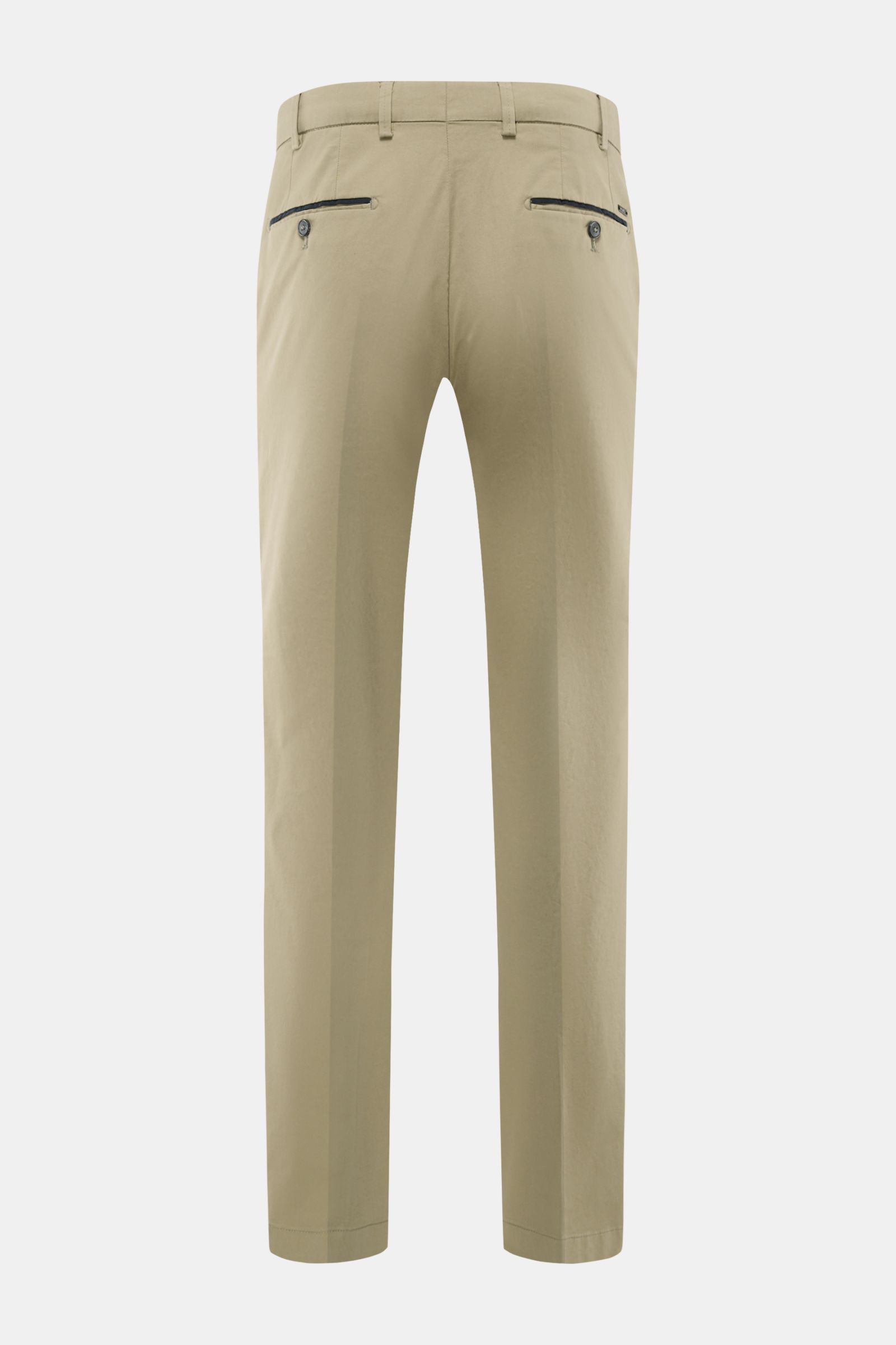 Back view of Hiltl Baumwollhose 'Peaker' oliv, lightweight cotton poplin pants in regular fit with slight taper, buttoned welt back pockets, and belt loops. Die leichte Hose für jeden Tag: HILTL kreiert mit dem Modell 'Peaker' im Regular Fit eine leichte 