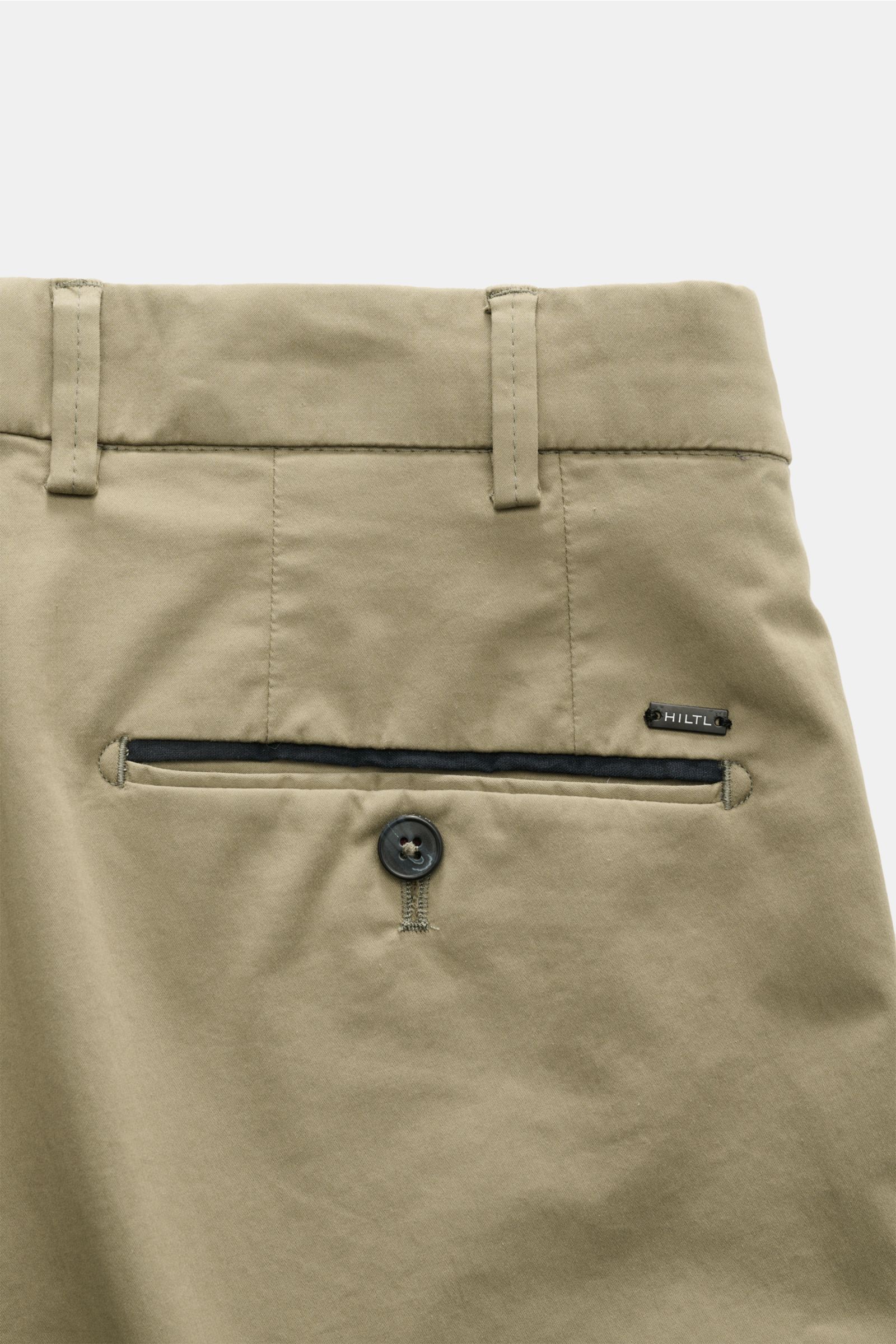 Close-up rear view of Hiltl Baumwollhose 'Peaker' oliv in regular fit cotton poplin with buttoned welt pocket, belt loops, and smooth texture.