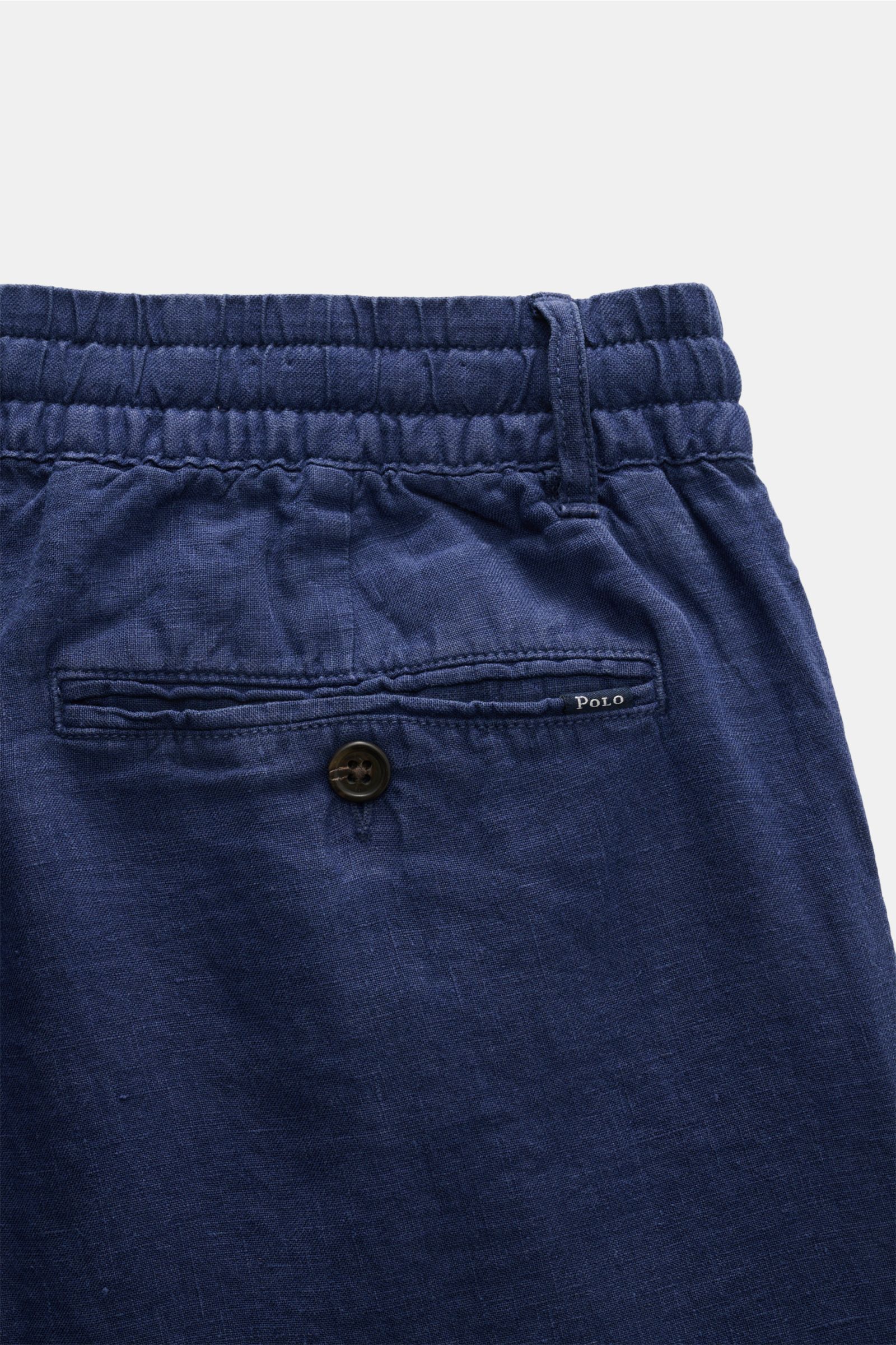 Nahaufnahme der Polo Ralph Lauren Leinenhose navy von hinten oben, elastischer Bund mit Tunnelzug, paspelierte Gesäßtasche mit Knopf.