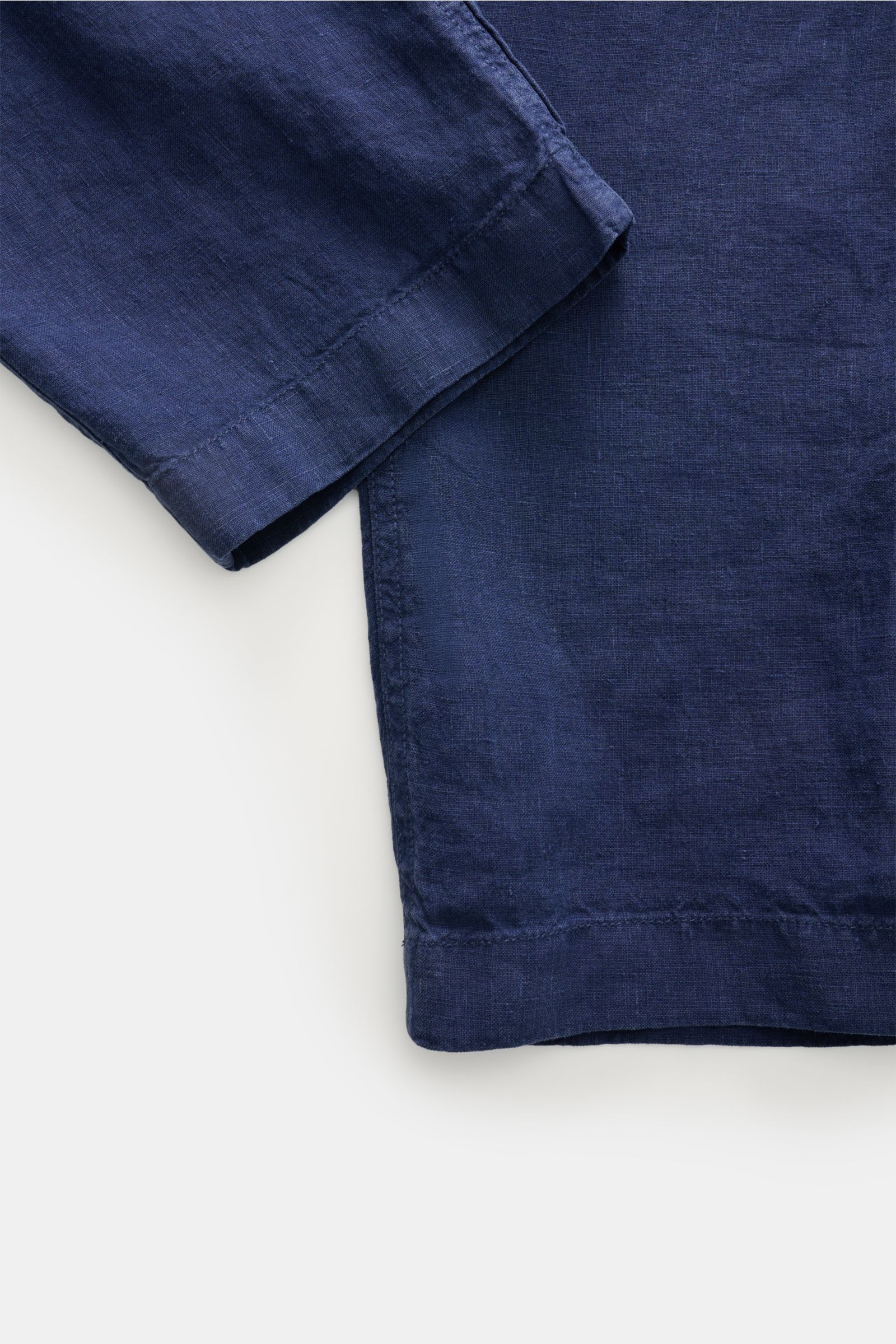 Nahaufnahme der Polo Ralph Lauren Leinenhose navy aus reinem Leinen, knöchellang und sehr schmal zulaufend, Detailansicht des Hosenbeins.