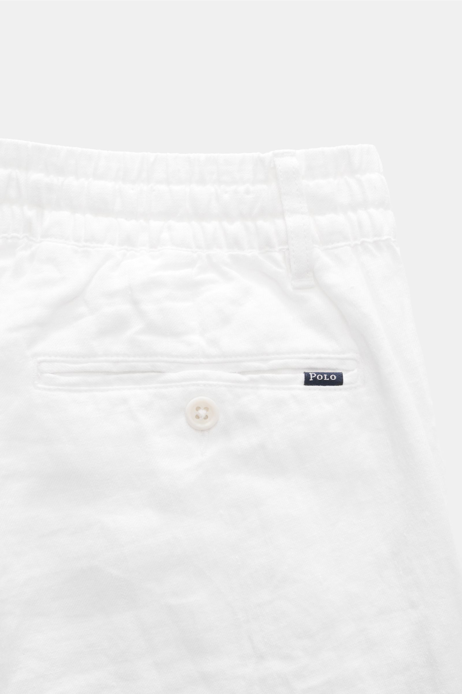 Polo Ralph Lauren Leinenhose weiß, Detailaufnahme von hinten oben, reines Leinen, elastischer Bund mit Tunnelzug, paspelierte Gesäßtaschen, sehr schmal zulaufend, knöchellang, französische Taschen.