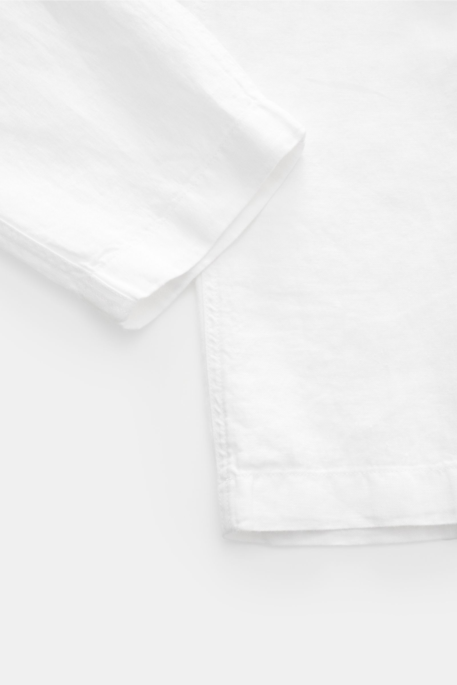 Nahaufnahme der Polo Ralph Lauren Leinenhose weiß, knöchellang, aus reinem Leinen mit weichem Griff, schmal zulaufend, elastischem Bund mit Tunnelzug, Reißverschluss und Bundknopf, französischen Taschen, fotografiert von vorne unten.