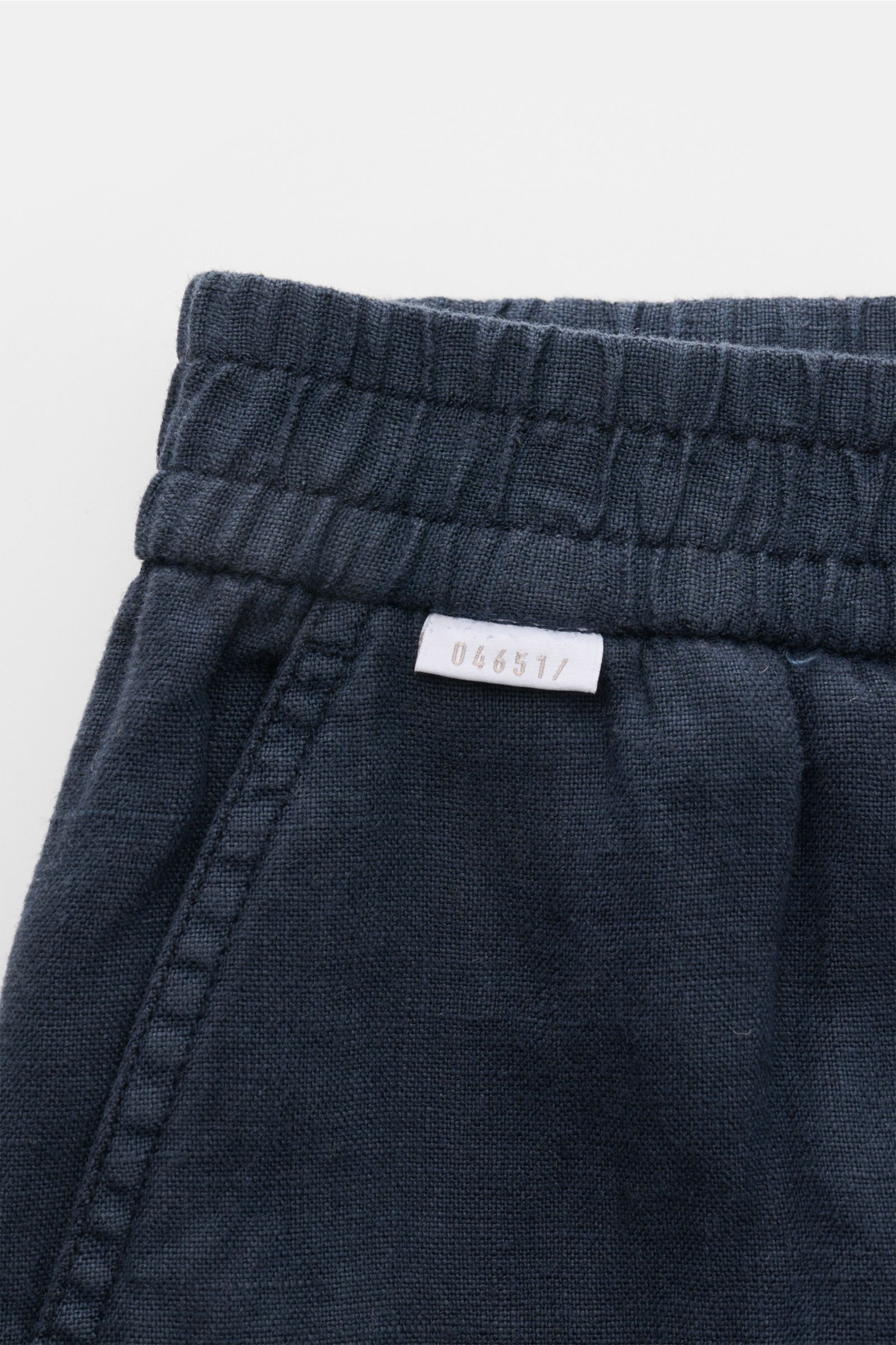 04651/ A trip in a bag Leinen-Jogpants 'Linen Pants' navy, Detailansicht elastischer Bund, reines Leinen, typische Struktur, kleines Weblabel.