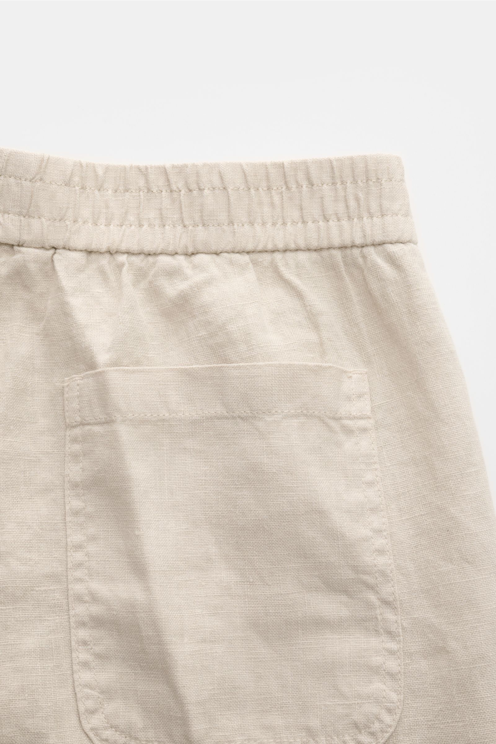 04651/ A trip in a bag Leinen-Jogpants 'Linen Pants' beige, Detailaufnahme von hinten, elastischer Bund, aufgesetzte Gesäßtasche, reines Leinen, typischer Stoff.