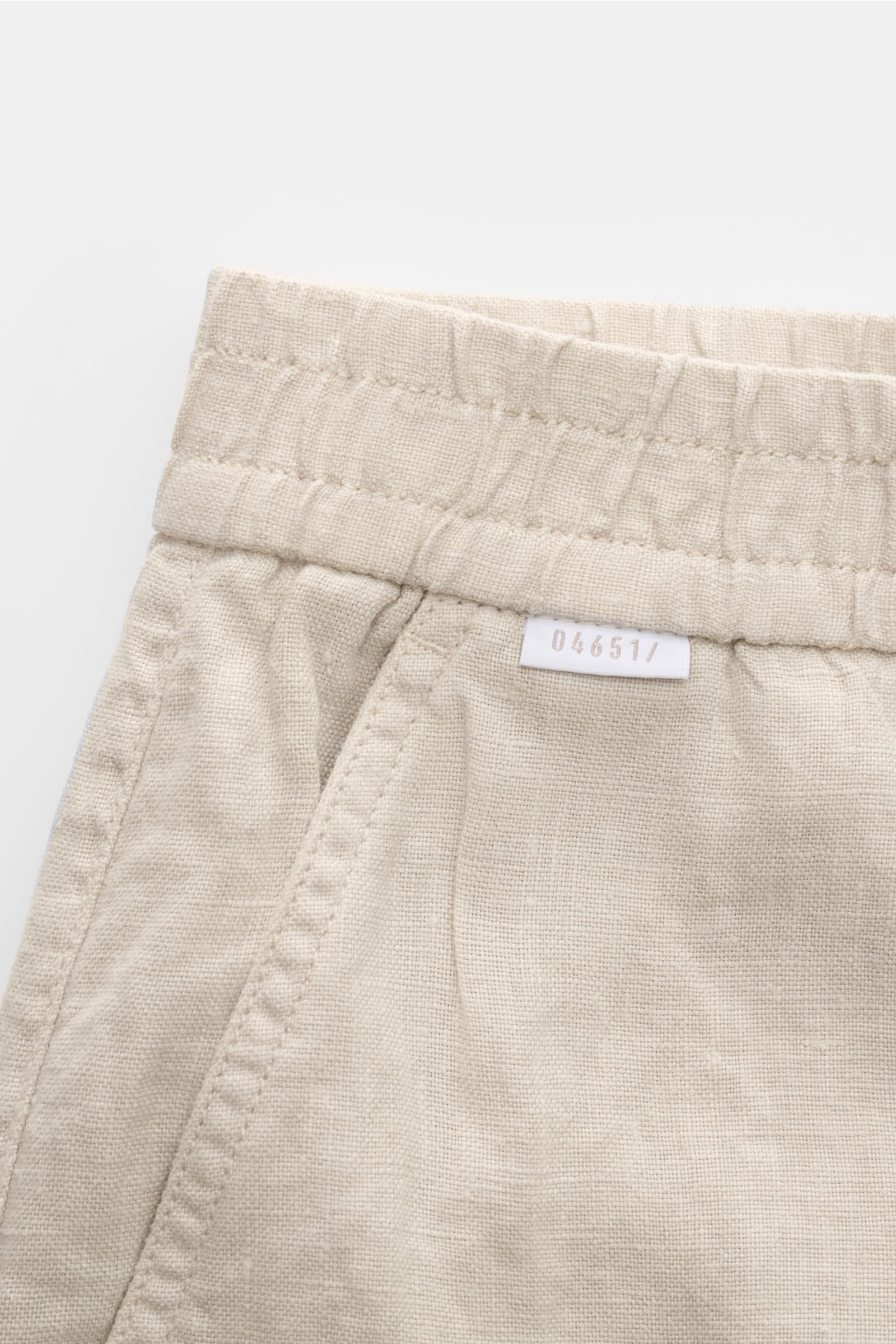 Beige 04651/ A trip in a bag Leinen-Jogpants 'Linen Pants' aus reinem Leinen, elastischer Bund, französische Taschen, Detailaufnahme von oben.