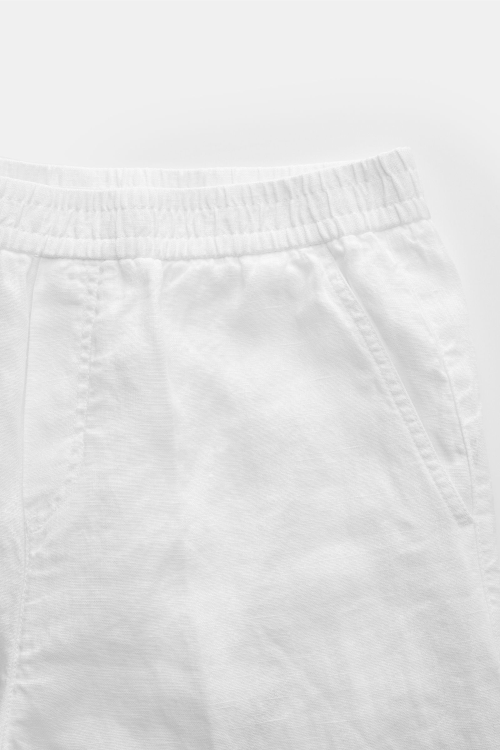 04651/ A trip in a bag Leinen-Jogpants 'Linen Pants' weiß, Detailaufnahme von oben, elastischer Bund, französische Taschen, reine Leinenstruktur.